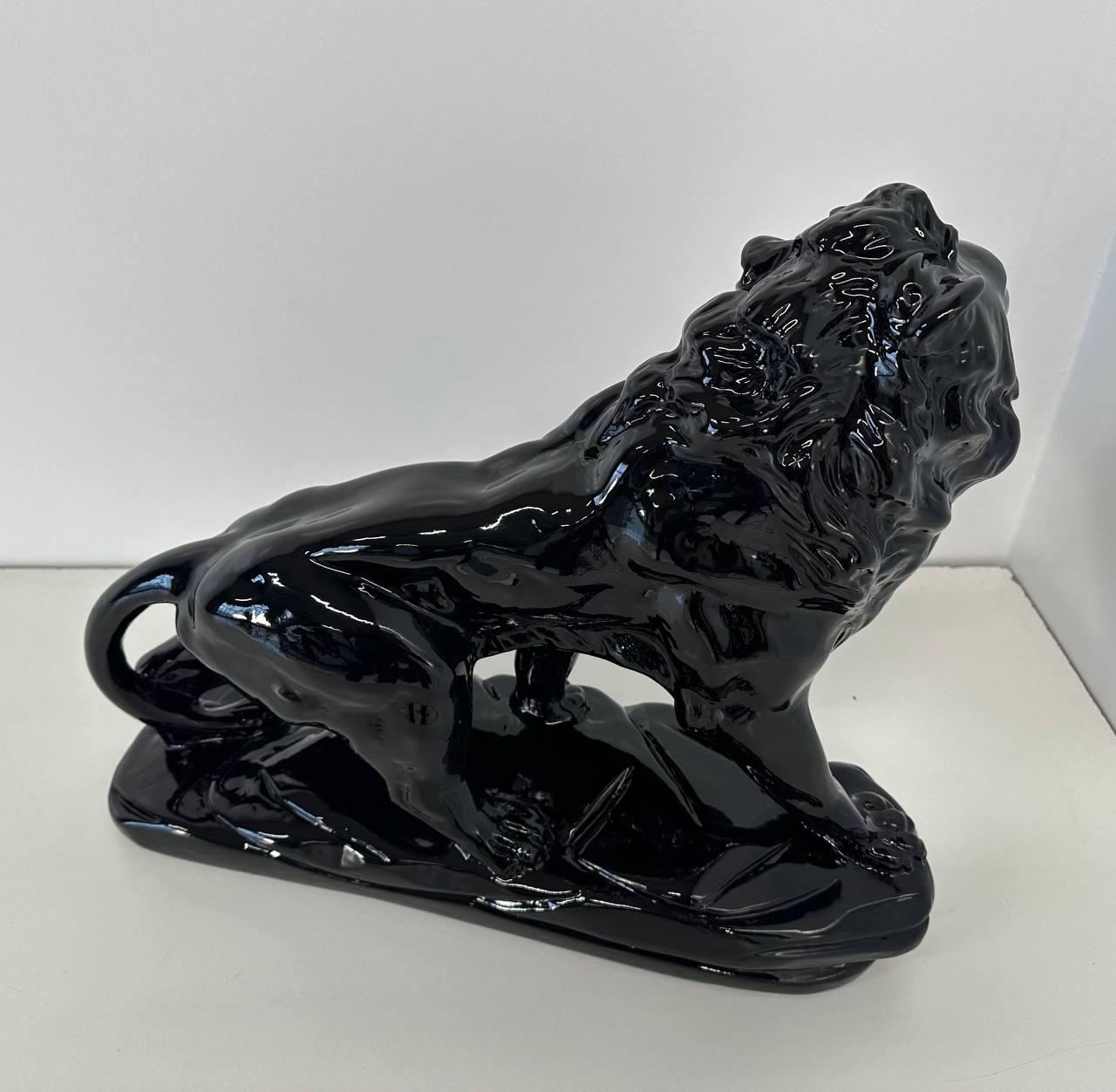 Ce lion Art déco en argile cuite a été produit en Italie à la fin des années 1930. 
Entièrement poli noir. 
