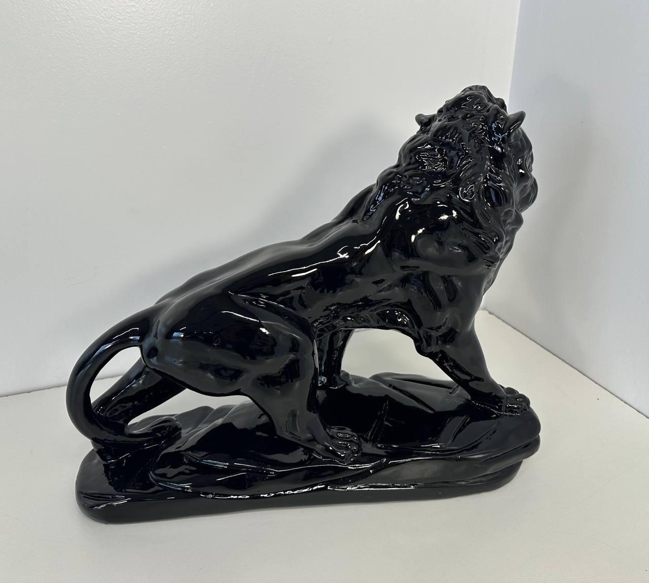Milieu du XXe siècle Lion poli noir en terre cuite Art déco italien, années 1930 en vente
