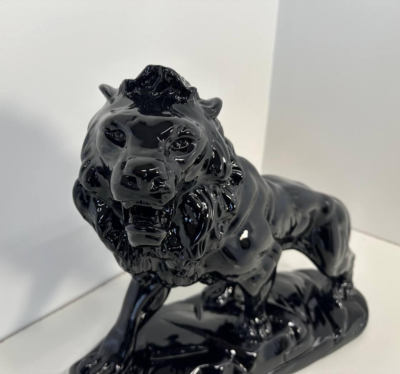 Italienischer Art-Déco-Löwe aus gebranntem Ton, schwarz poliert, 1930er Jahre (Mitte des 20. Jahrhunderts) im Angebot