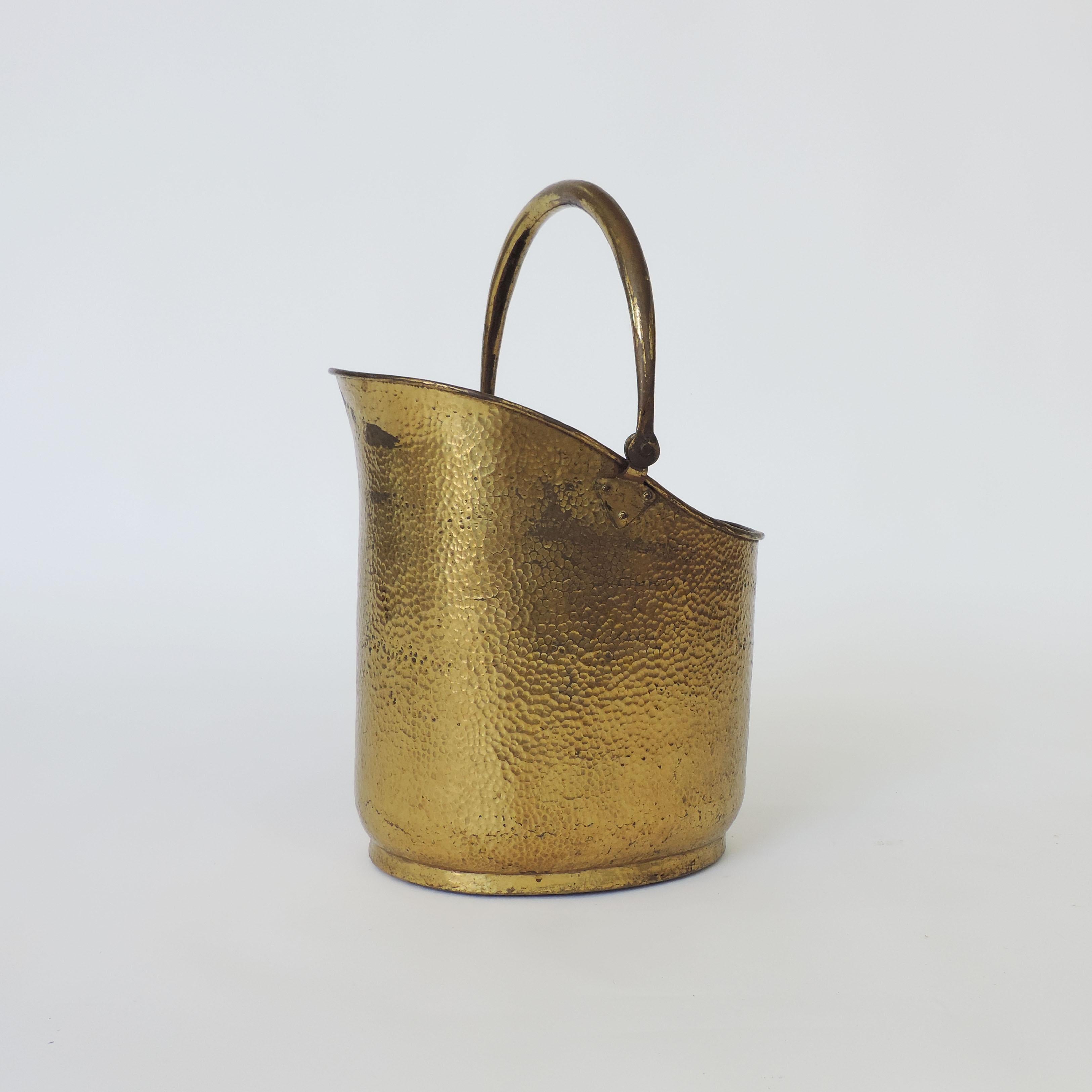 Modern Italian Art Deco Firewood Bucket in Hammered Brass, Attributed to Gio Ponti For Sale