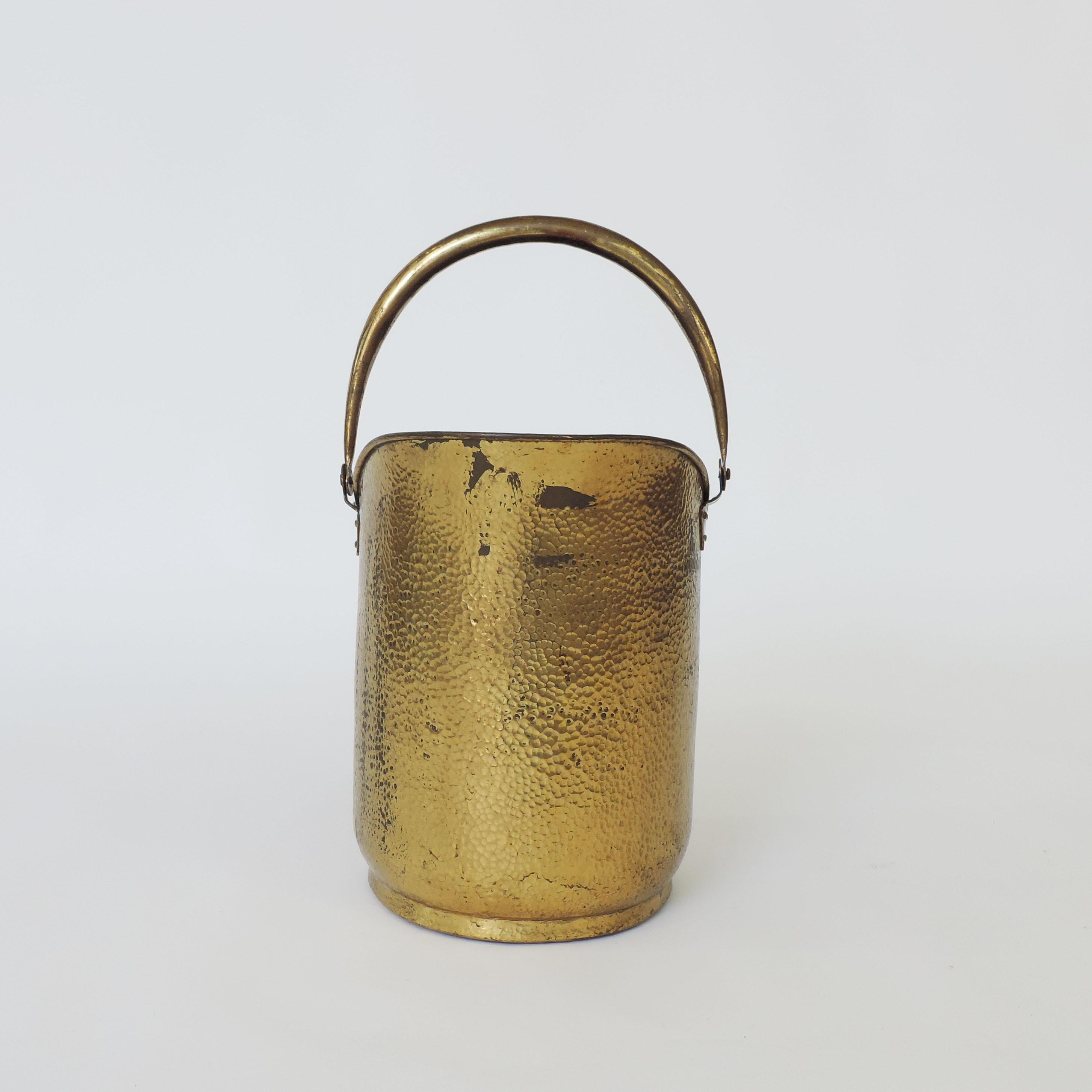 Italian Art Deco Firewood Bucket in Hammered Brass, Attributed to Gio Ponti In Good Condition For Sale In Milan, IT