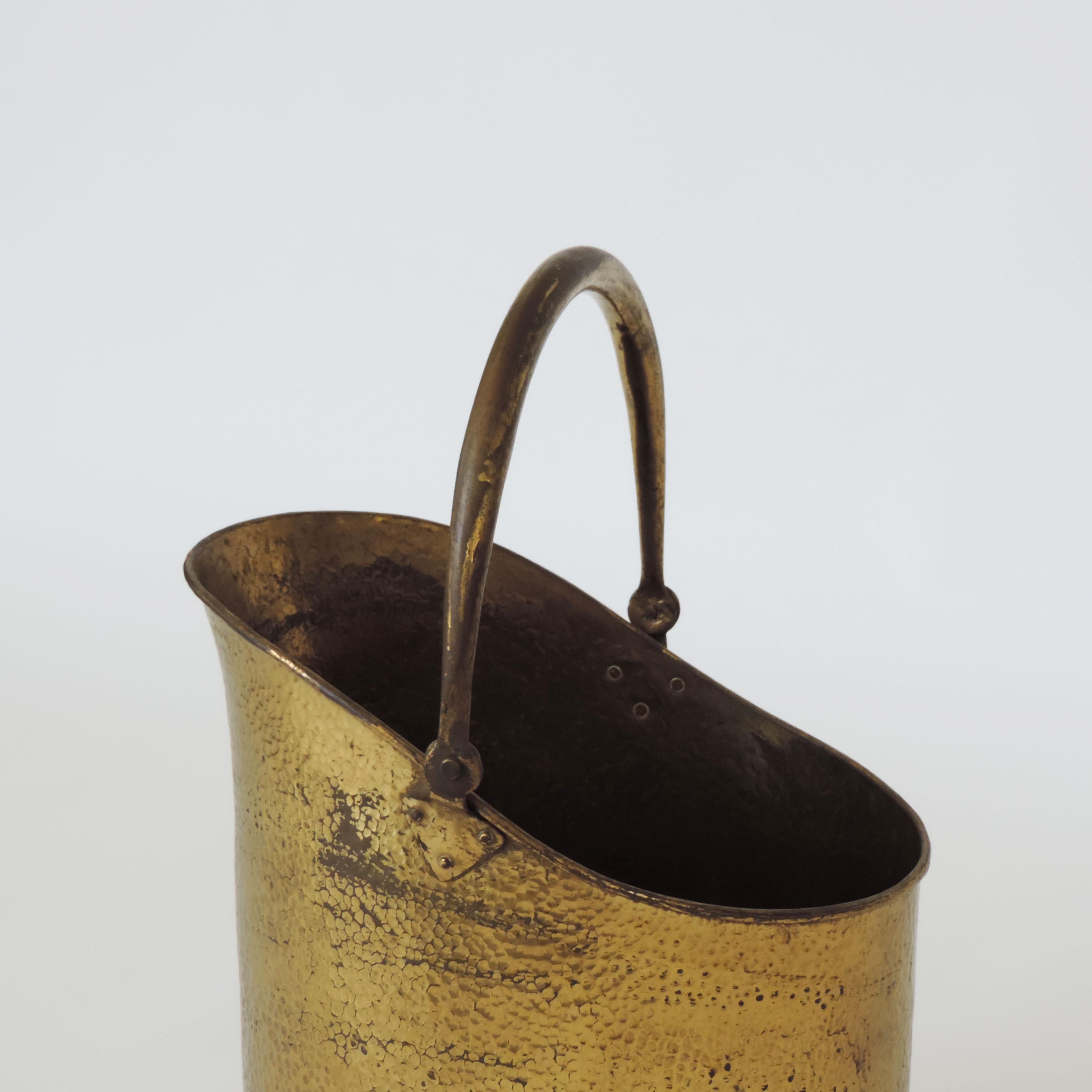 Mid-20th Century Italian Art Deco Firewood Bucket in Hammered Brass, Attributed to Gio Ponti For Sale