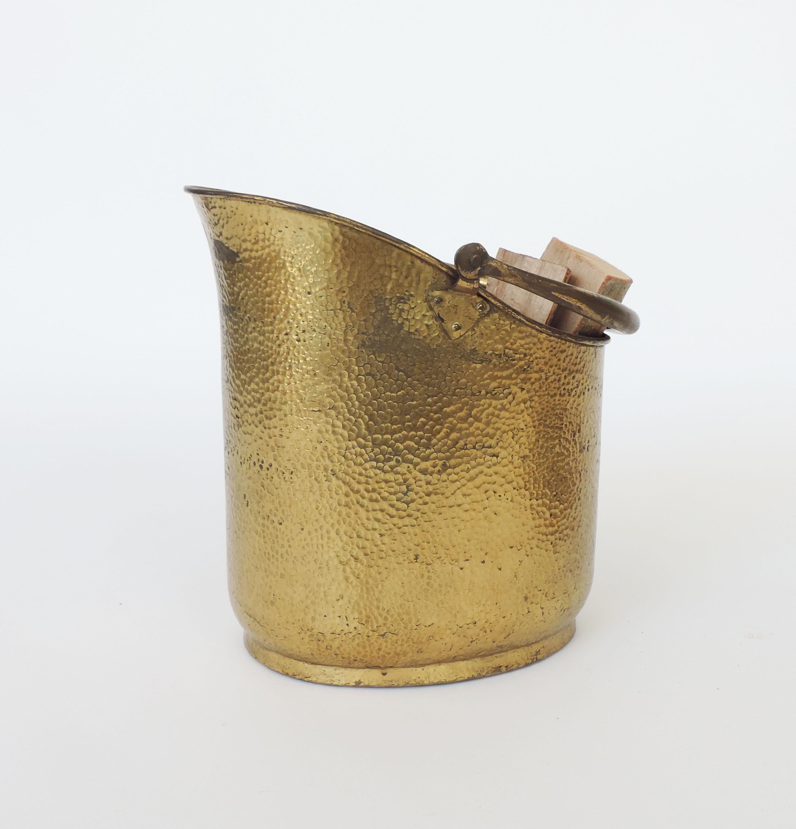 Italian Art Deco Firewood Bucket in Hammered Brass, Attributed to Gio Ponti For Sale 1