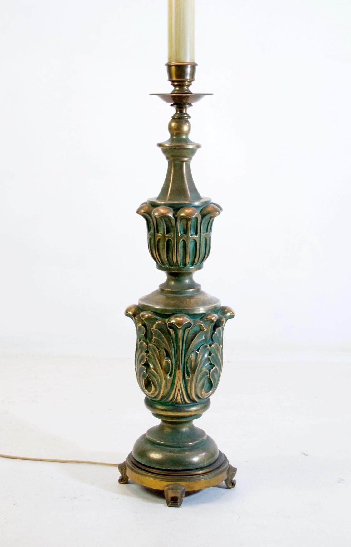 Il s'agit d'un lampadaire inhabituel des années 1930 dans des couleurs vert foncé et or. La base est réalisée en bronze et suivie de détails en cèdre et en bronze pour être poursuivie par une tige qui ressemble à une bougie épaisse et couronnée d'un