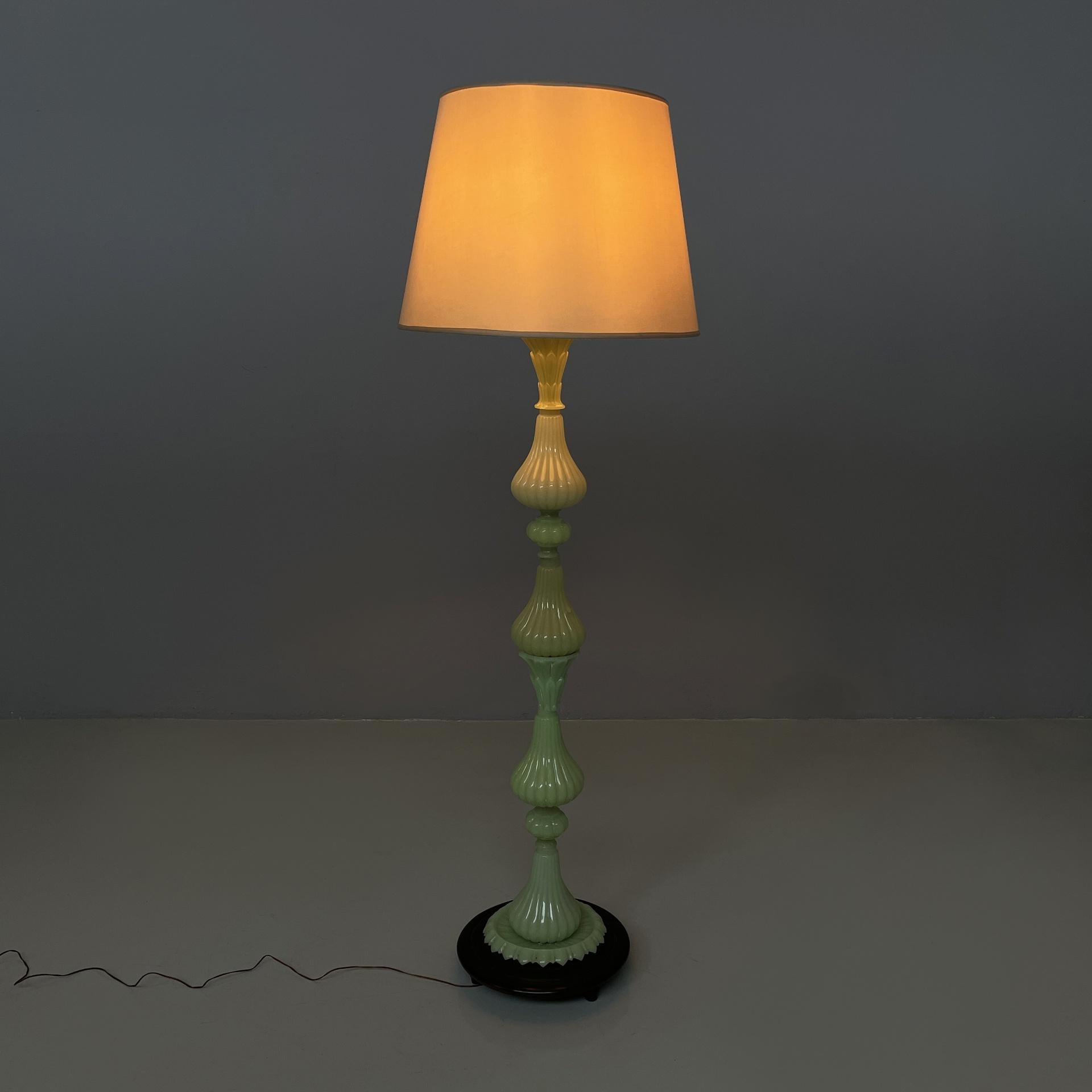 Italienische Art Deco Stehleuchte aus grünem Opalglas mit Stoffschirm, 1930er Jahre
Schöne Stehlampe im Vintage-Stil mit weiß-beigem Stoffschirm. Die Struktur aus grünem Opalglas ist fein ausgearbeitet. Holzsockel mit runden Beinen. Aus der Zeit des