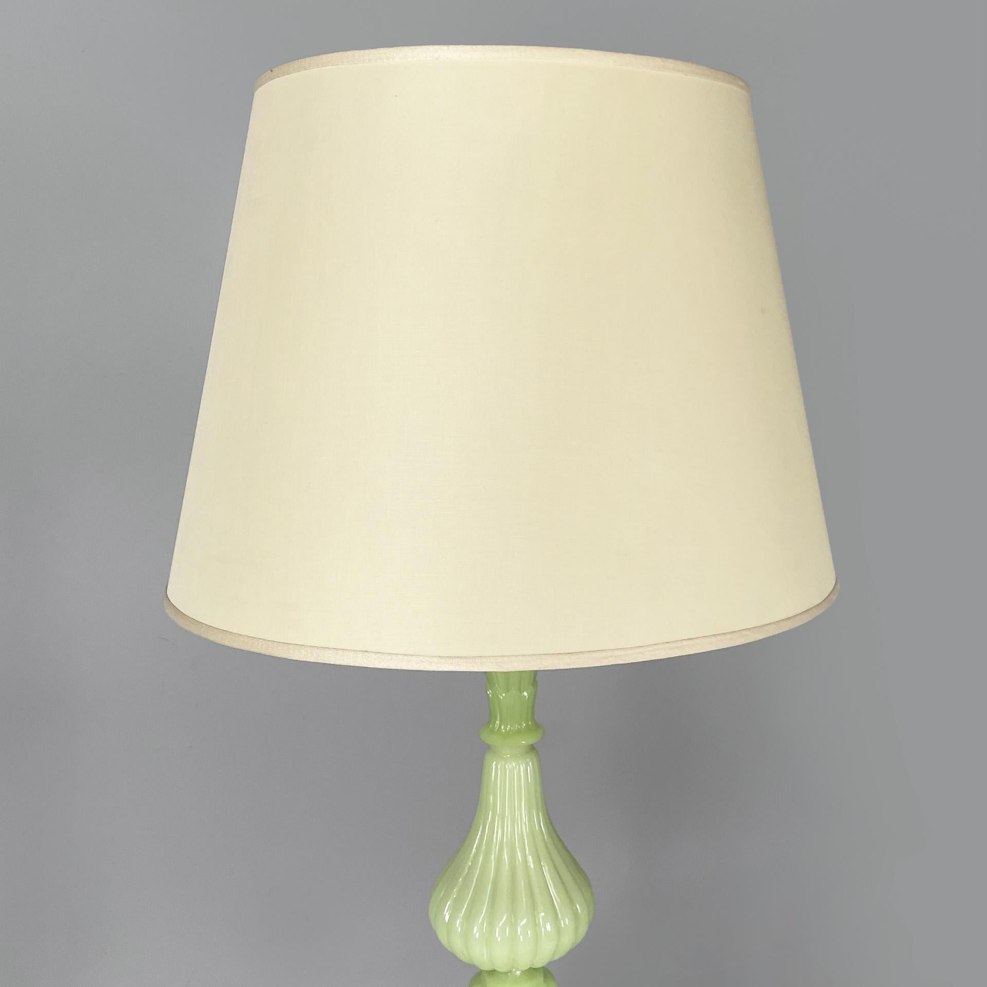 Italienische Art Deco Stehleuchte aus grünem Opalglas mit Stoffschirm, 1930er Jahre (Art déco) im Angebot