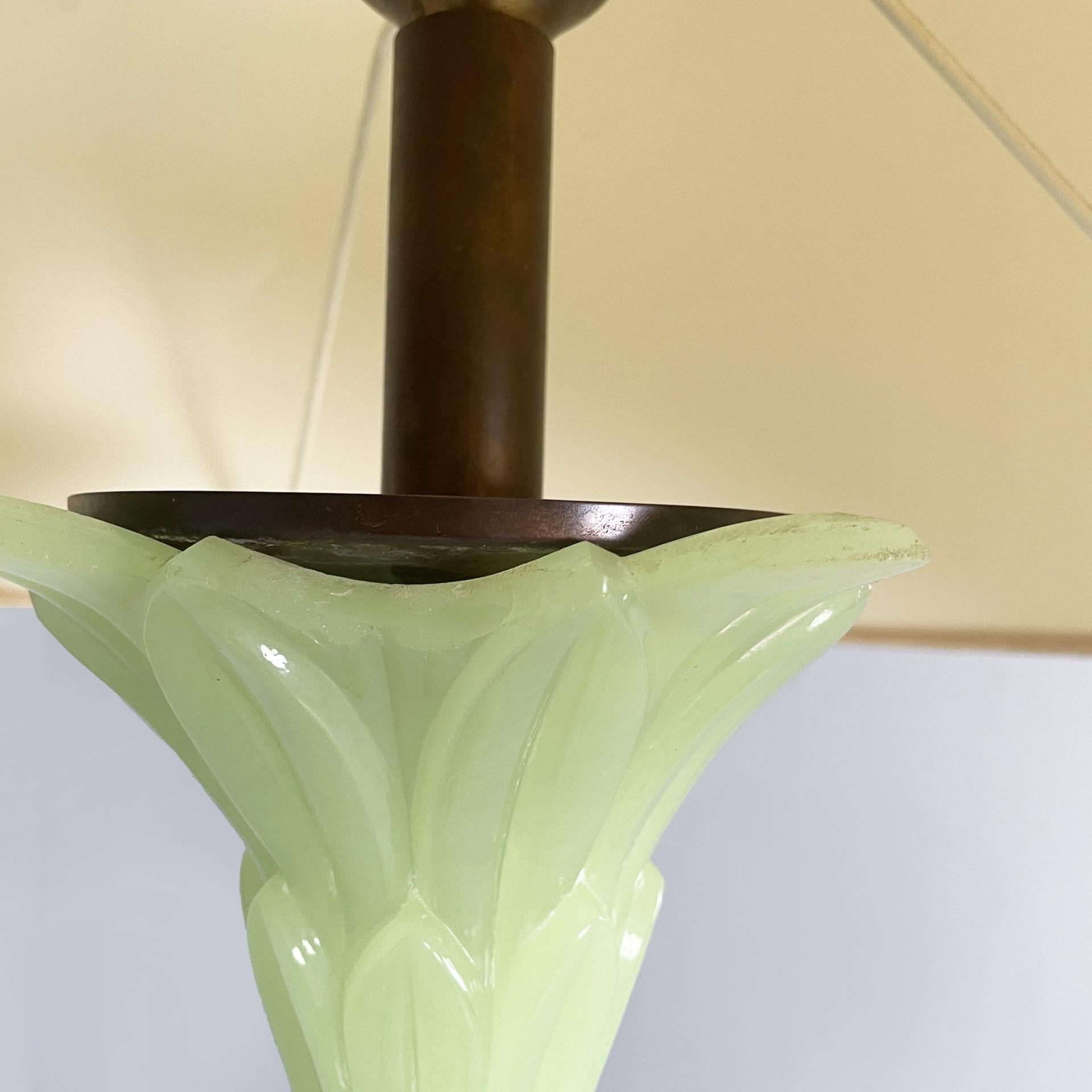 Italienische Art Deco Stehleuchte aus grünem Opalglas mit Stoffschirm, 1930er Jahre im Angebot 3