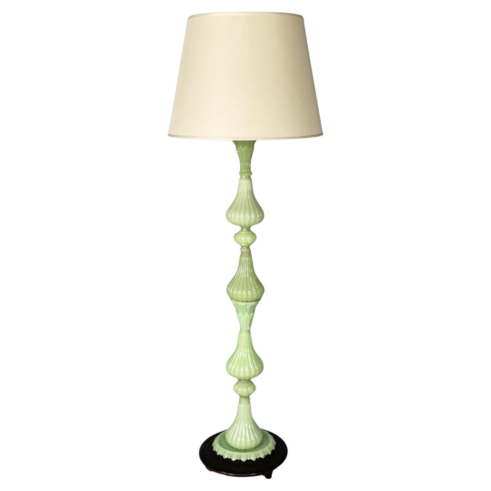 Italienische Art Deco Stehleuchte aus grünem Opalglas mit Stoffschirm, 1930er Jahre im Angebot
