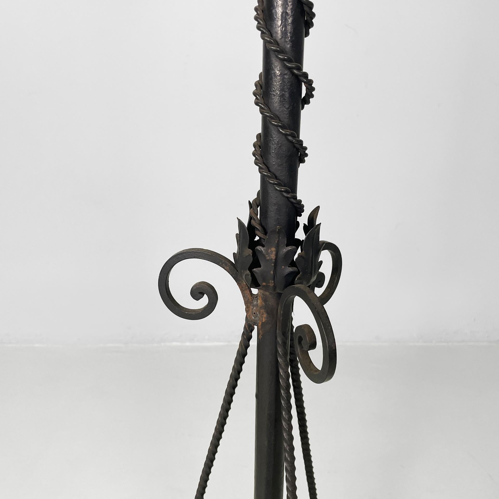 Italienische Art Deco Stehlampe aus Eisen mit Locken und Blumen Dekoration, 1930er Jahre im Angebot 5
