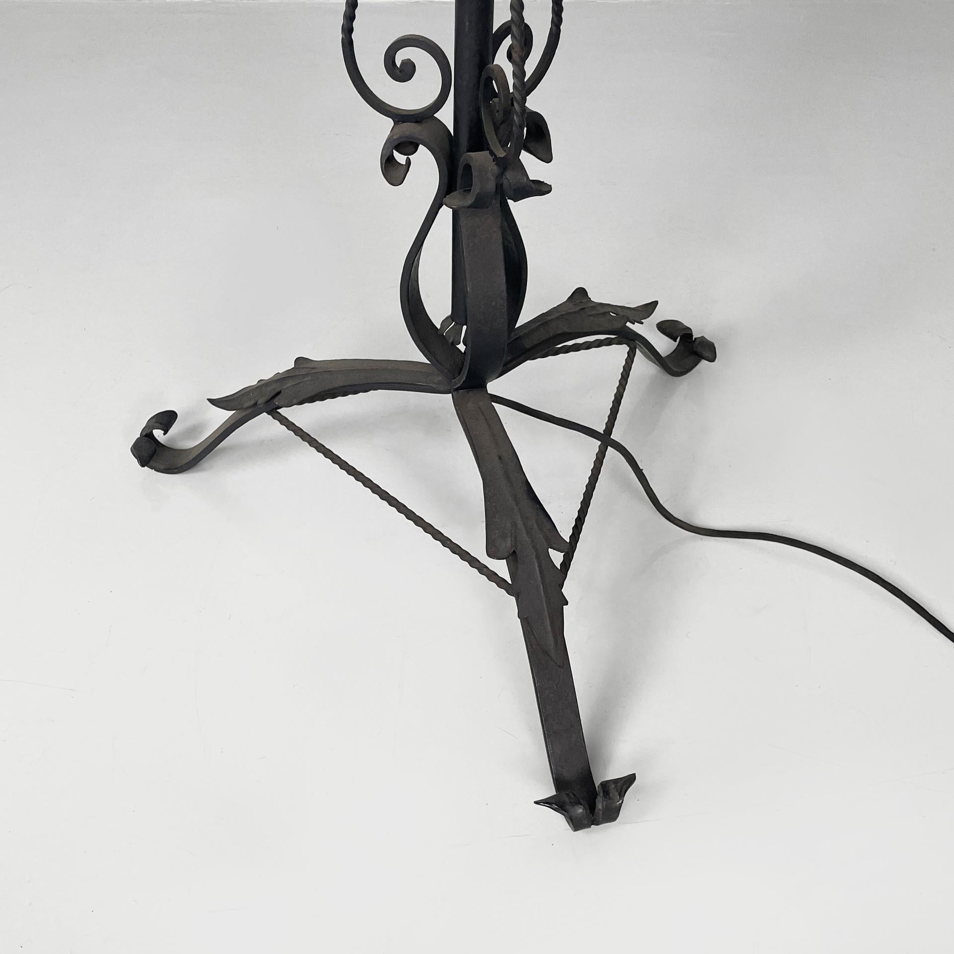 Italienische Art Deco Stehlampe aus Eisen mit Locken und Blumen Dekoration, 1930er Jahre im Angebot 6