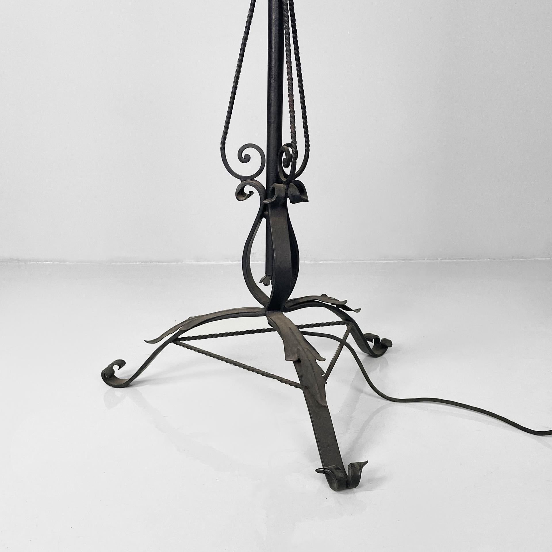 Italienische Art Deco Stehlampe aus Eisen mit Locken und Blumen Dekoration, 1930er Jahre im Angebot 7