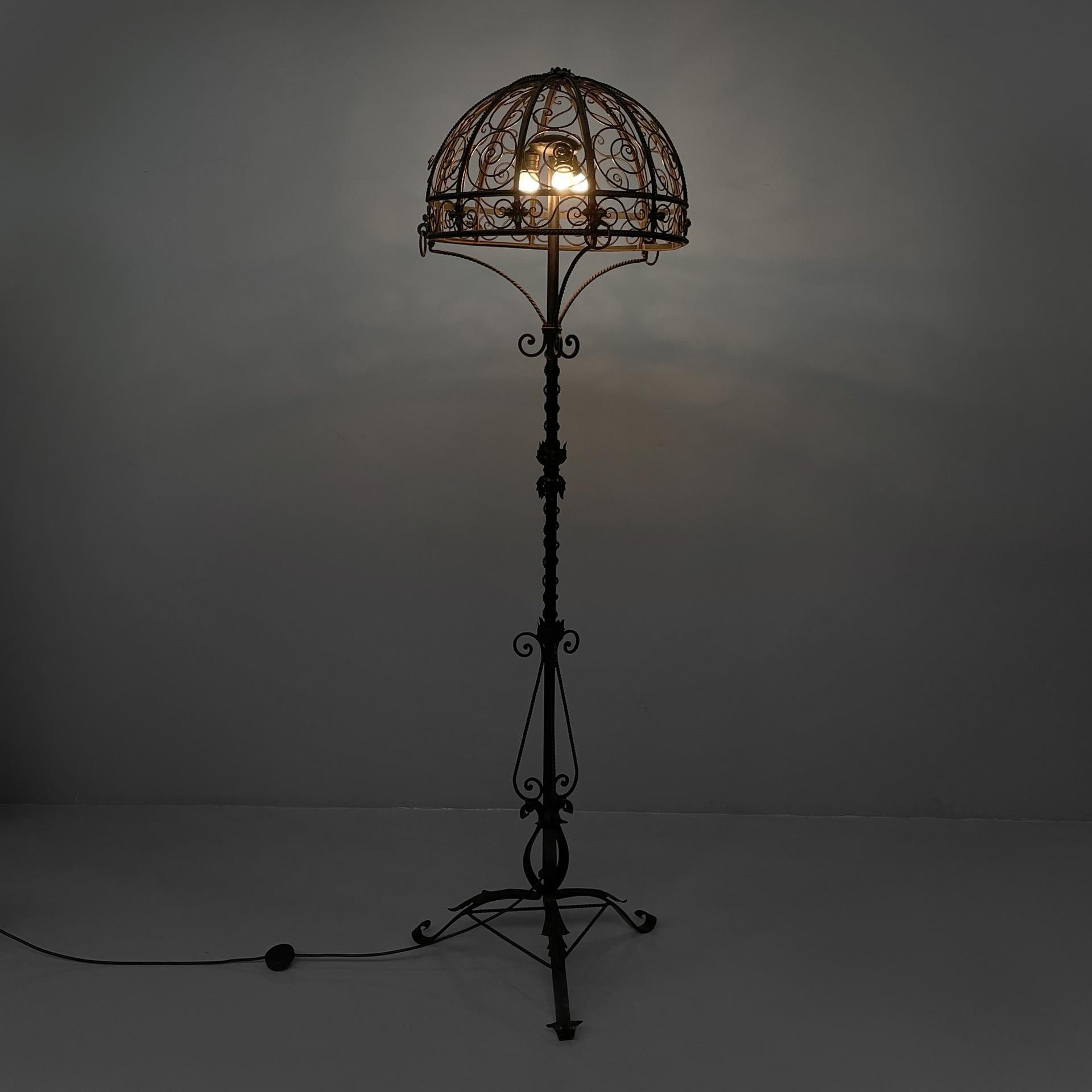 Italienische Art Deco Stehlampe aus Eisen mit Locken und Blumen Dekoration, 1930er Jahre
Fantastische und einzigartige Stehleuchte ganz aus Eisen. Der kuppelförmige Lampenschirm ist mit Locken, Blumen und runden Hängedekorationen verziert. Die
