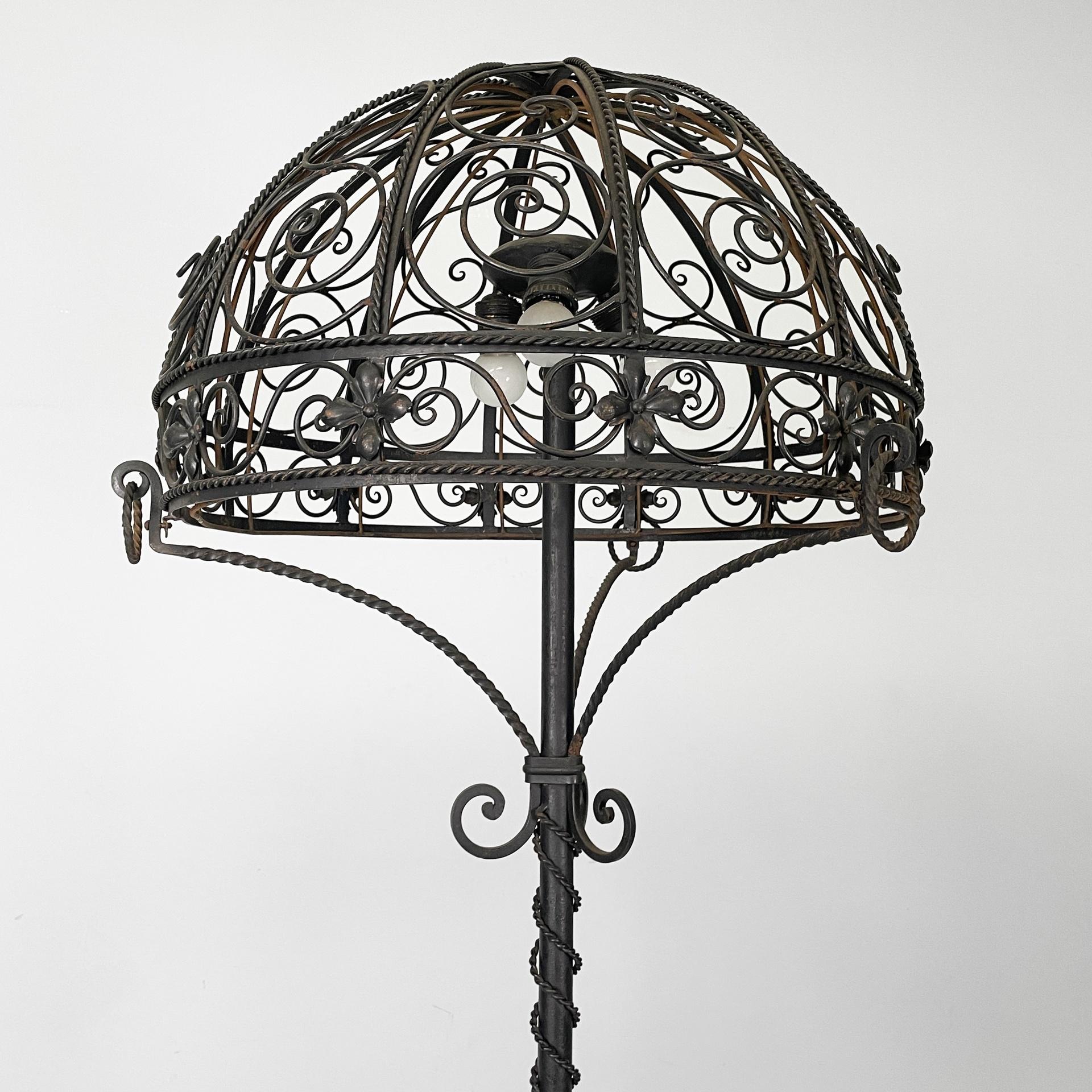 Italienische Art Deco Stehlampe aus Eisen mit Locken und Blumen Dekoration, 1930er Jahre (Art déco) im Angebot