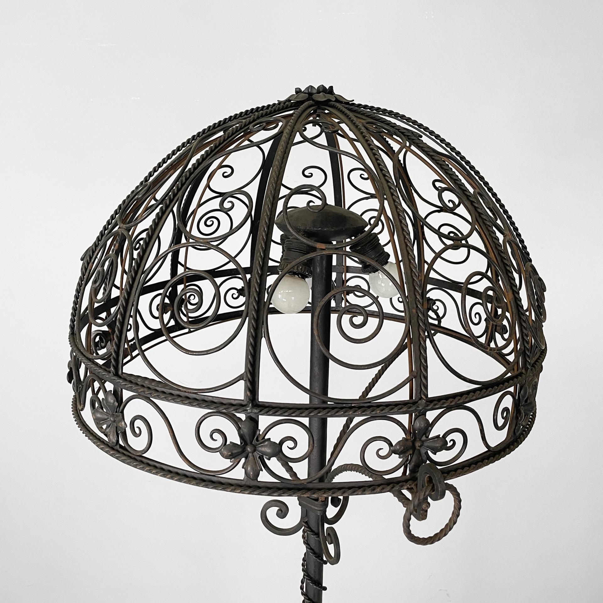 Italienische Art Deco Stehlampe aus Eisen mit Locken und Blumen Dekoration, 1930er Jahre im Zustand „Relativ gut“ im Angebot in MIlano, IT
