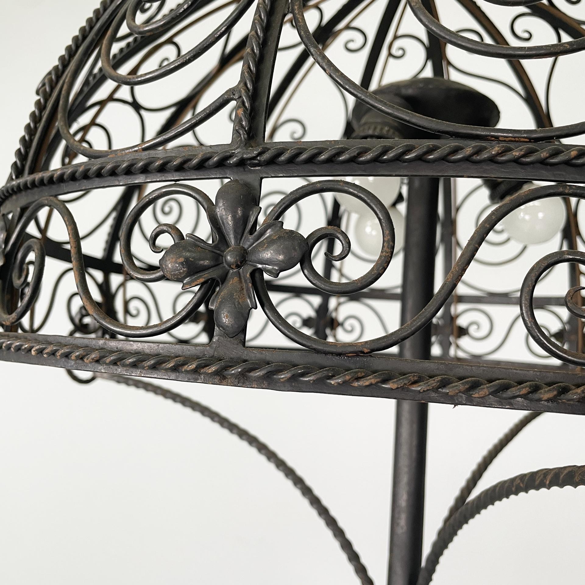 Italienische Art Deco Stehlampe aus Eisen mit Locken und Blumen Dekoration, 1930er Jahre (Mitte des 20. Jahrhunderts) im Angebot