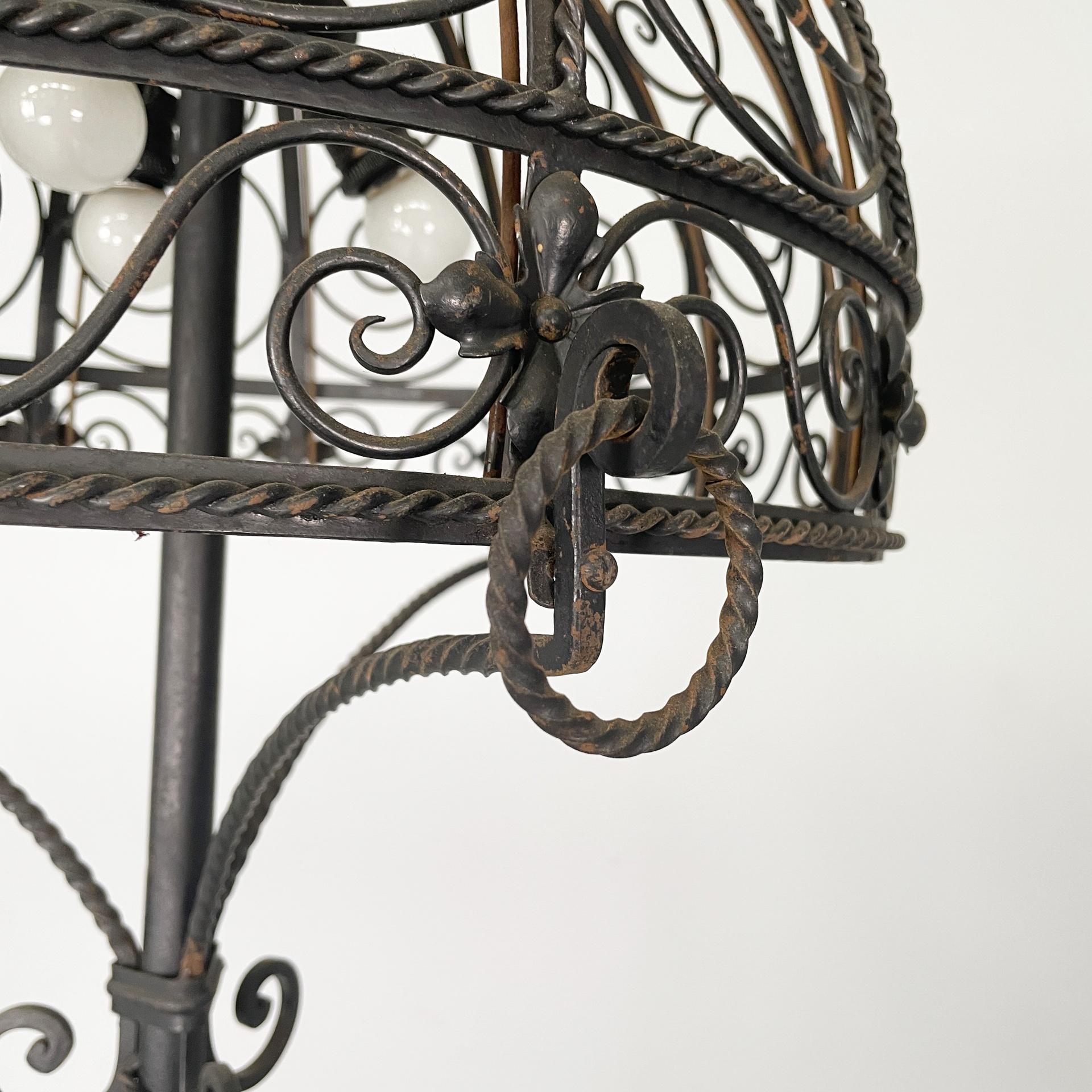 Italienische Art Deco Stehlampe aus Eisen mit Locken und Blumen Dekoration, 1930er Jahre im Angebot 1