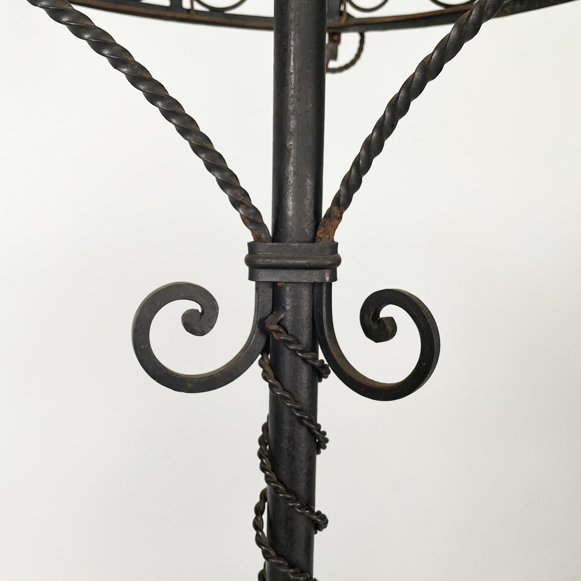 Italienische Art Deco Stehlampe aus Eisen mit Locken und Blumen Dekoration, 1930er Jahre im Angebot 3