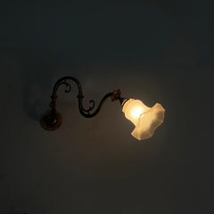 Italian Art Deco flower shaped wall lamp in brass and glass, 1950s