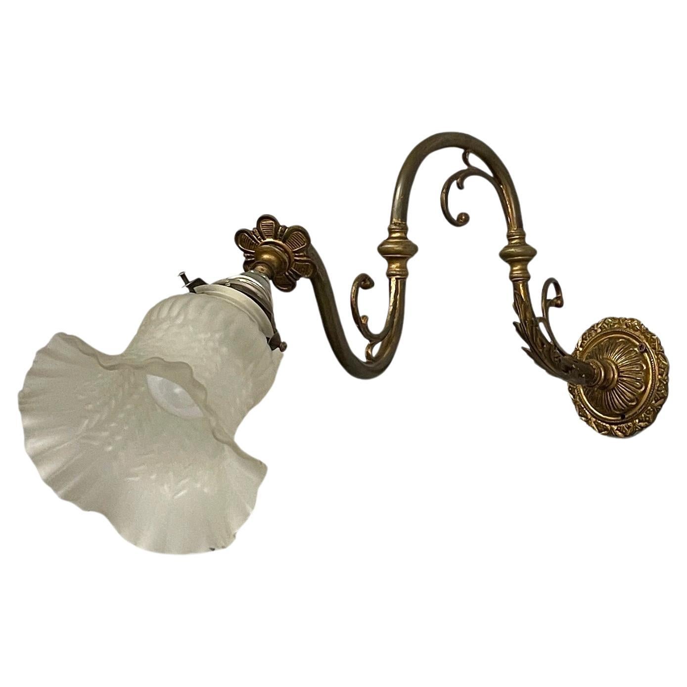 Italian Art Deco flower shaped wall lamp in brass and glass, 1950s