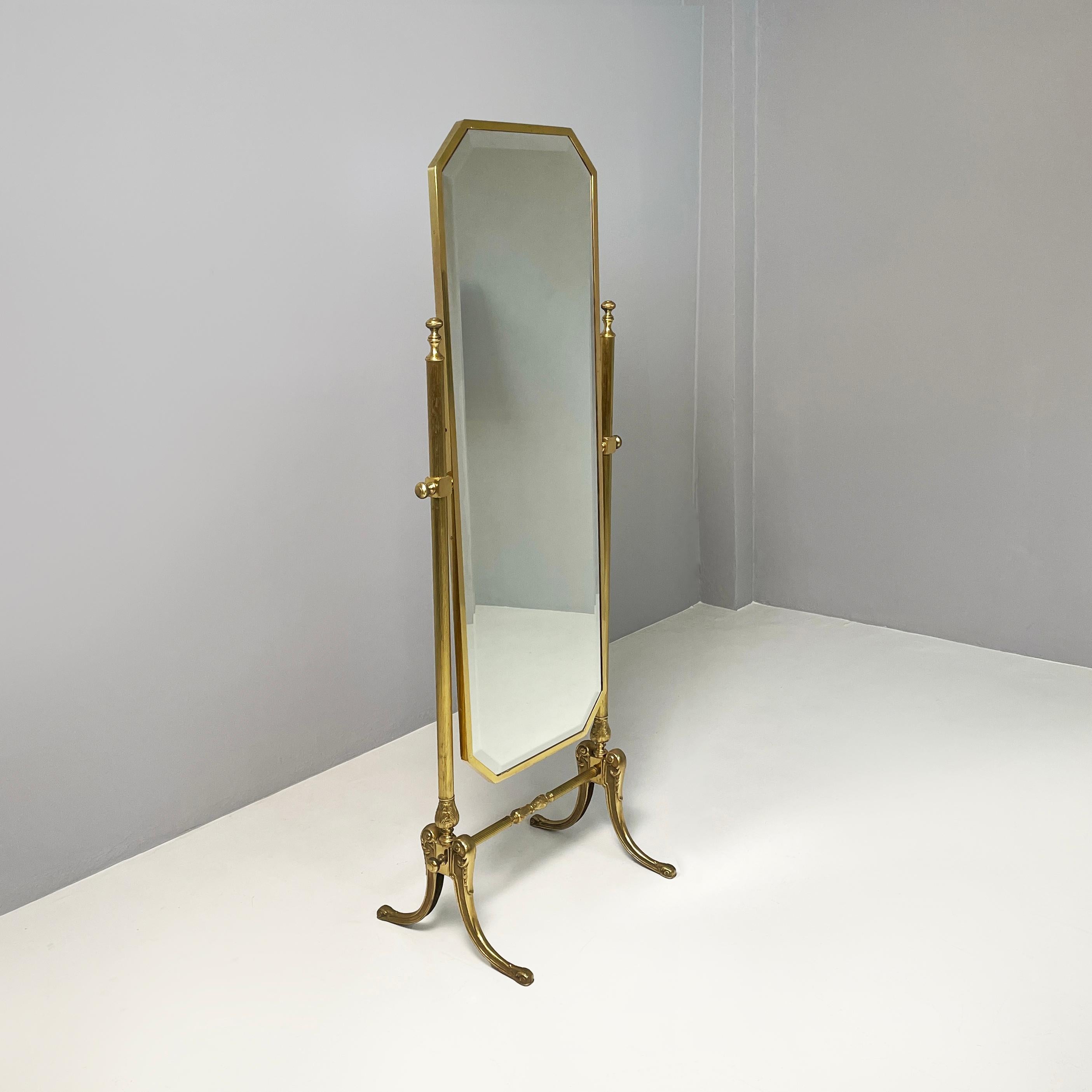 Italian art deco Full-length, self-supporting tilting floor mirror in bass, 1940s
Full-length and self-supporting floor mirror in brass. The octagonal mirror is tilting, in fact it is possible to adjust its inclination. The structure has two finely