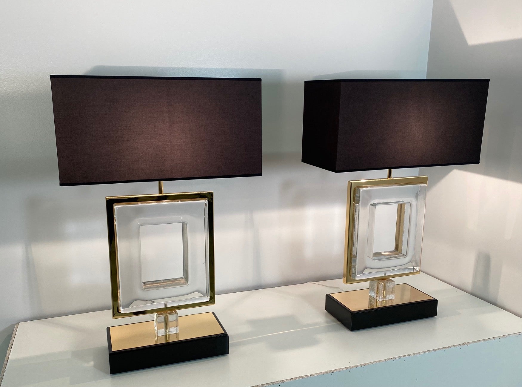 Art-Déco-Lampenpaar, hergestellt in Italien, genauer gesagt in Murano, der Welthauptstadt der Glasherstellung und -verarbeitung. 

Sie sind aus klarem Muranoglas und goldfarbenem Metall gefertigt. Der Lampenschirm und das Profil des Sockels sind