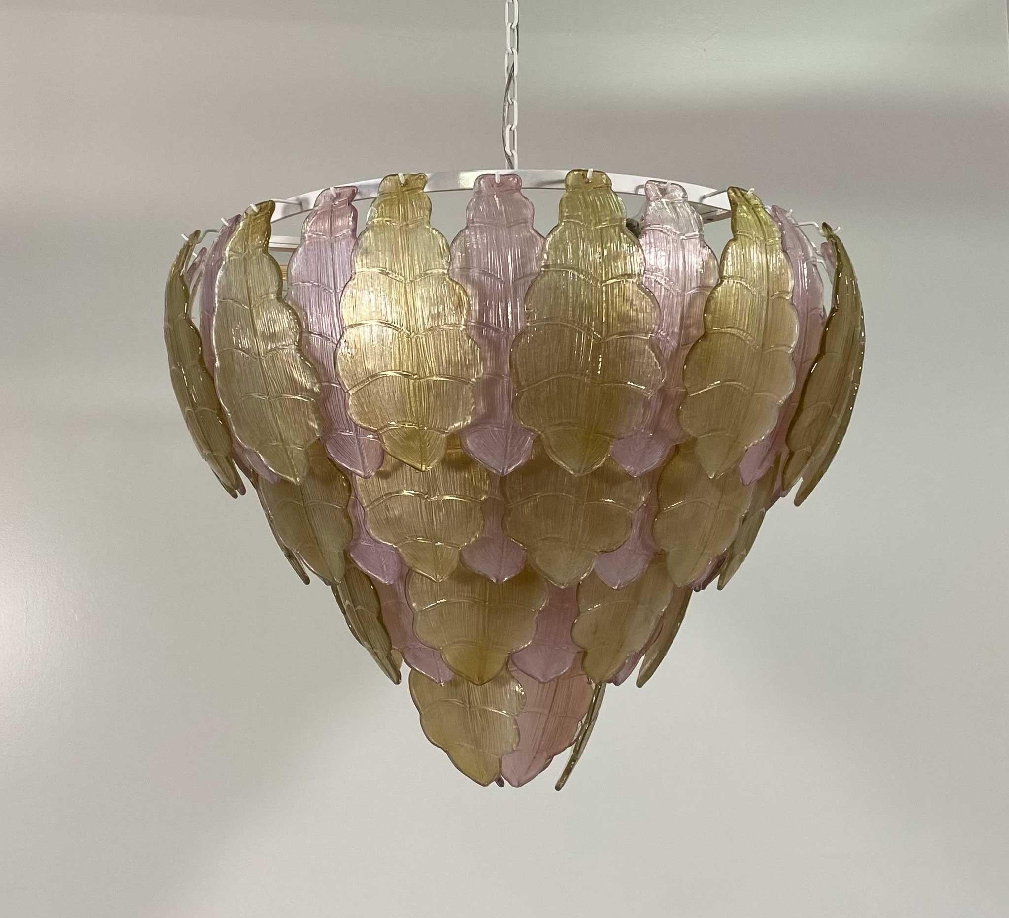 Dieser atemberaubende Kronleuchter wurde in Murano hergestellt und zeichnet sich durch kostbare Blätter aus rosa und goldenem Glas aus.
Maße: D 90 cm H 70cm (H mit Kette 150 cm)
