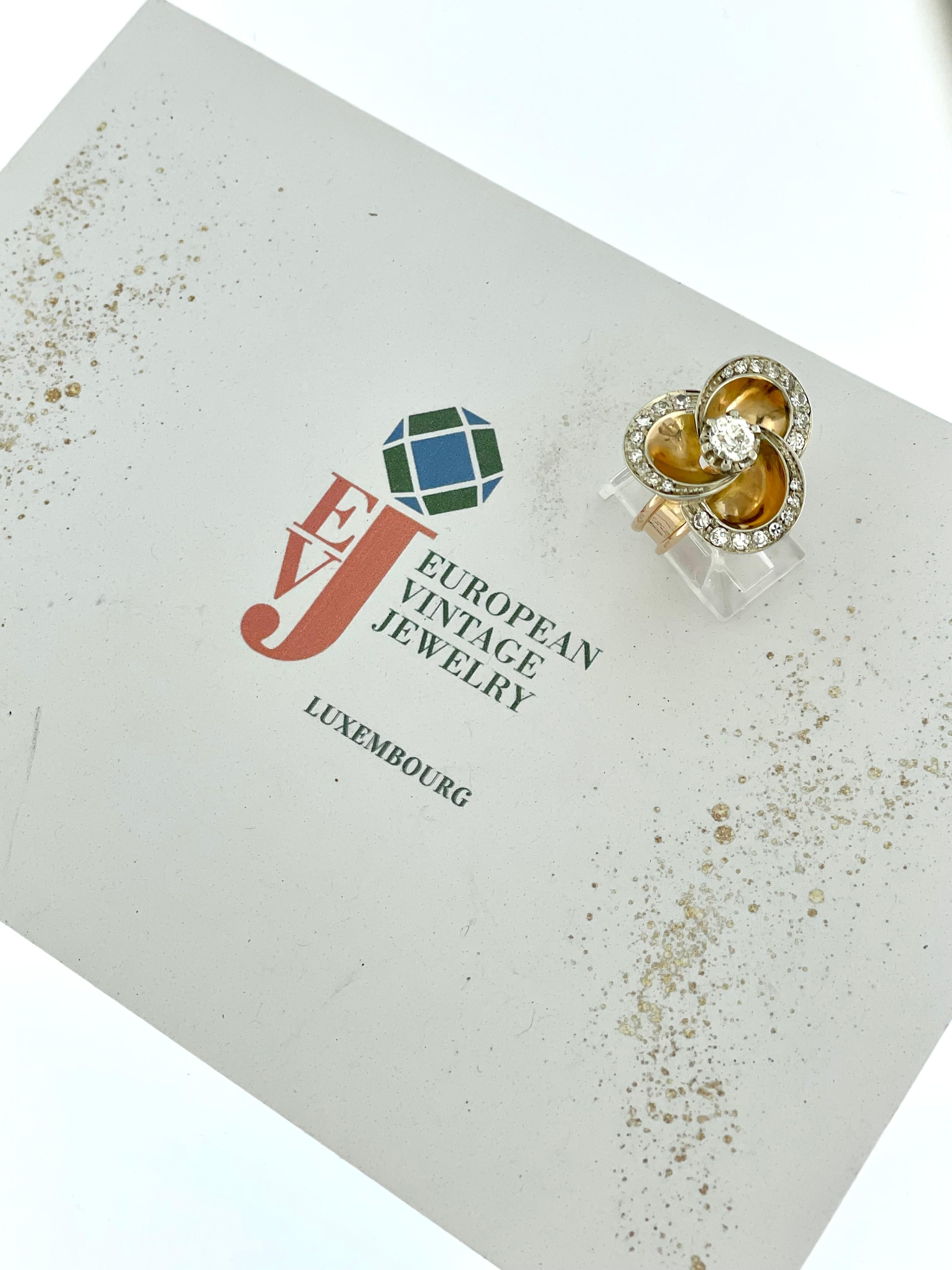 Anillo de cóctel de oro italiano Art Déco Diseño de flor con diamantes en venta 4
