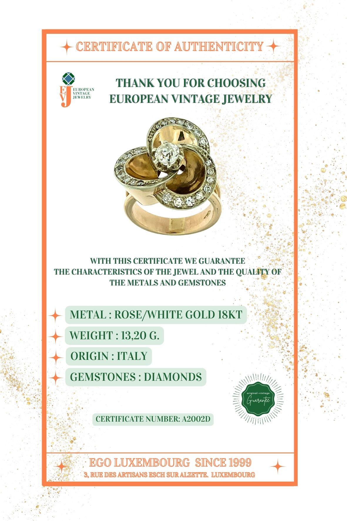 Anillo de cóctel de oro italiano Art Déco Diseño de flor con diamantes en venta 5
