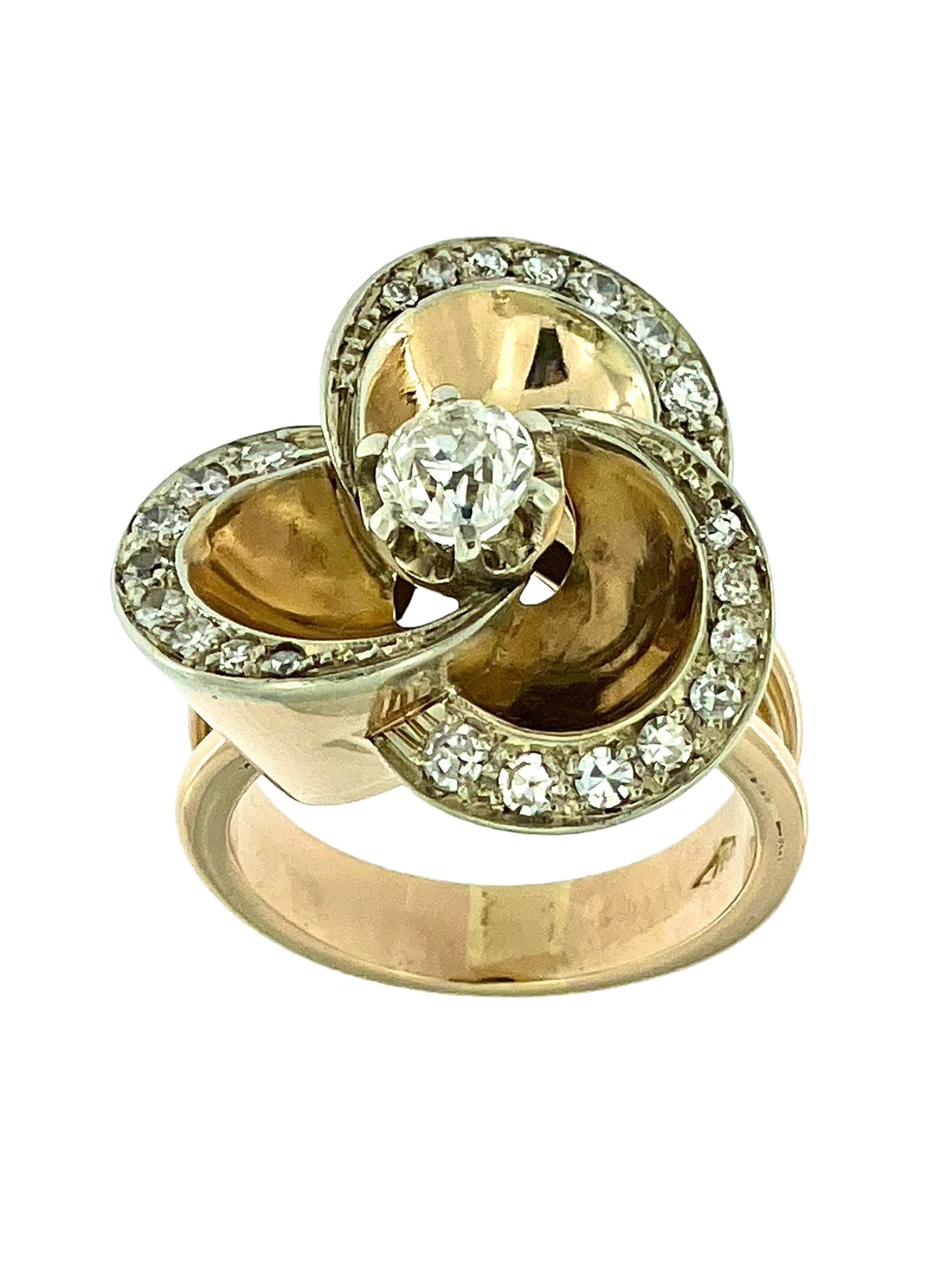 El Anillo de Cóctel de Oro Italiano Art Déco con Diseño Floral es una pieza exquisita que combina maravillosamente el encanto vintage con la elegancia Art Déco. Elaborado en oro rosa y blanco de 18 quilates, este anillo muestra la excepcional