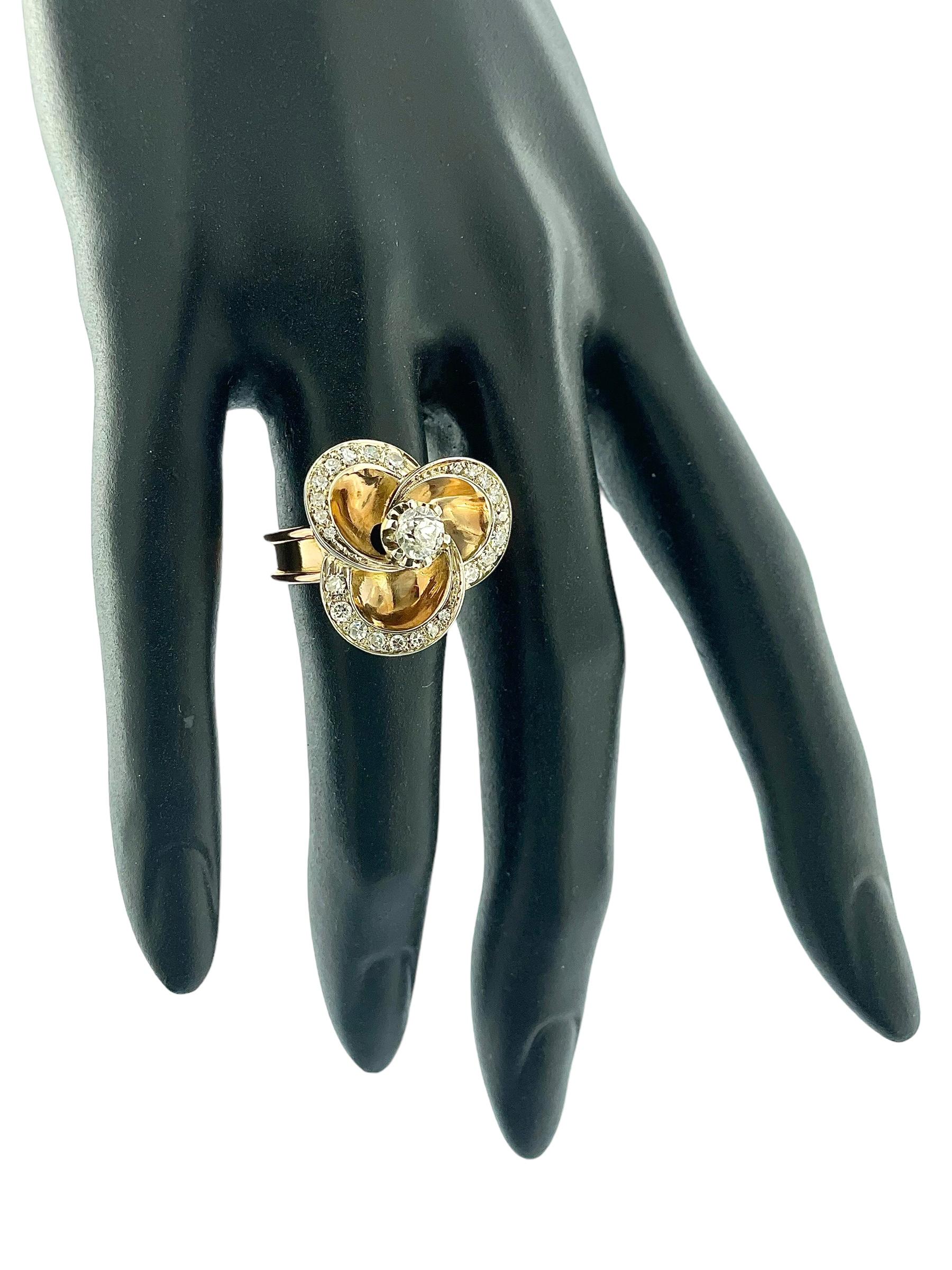 Anillo de cóctel de oro italiano Art Déco Diseño de flor con diamantes en Bueno estado para la venta en Esch sur Alzette, Esch-sur-Alzette