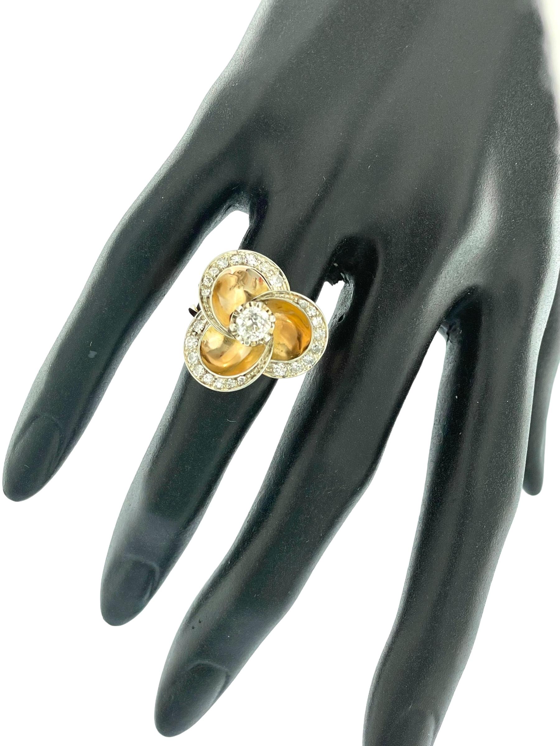 Femenino o masculino Anillo de cóctel de oro italiano Art Déco Diseño de flor con diamantes en venta