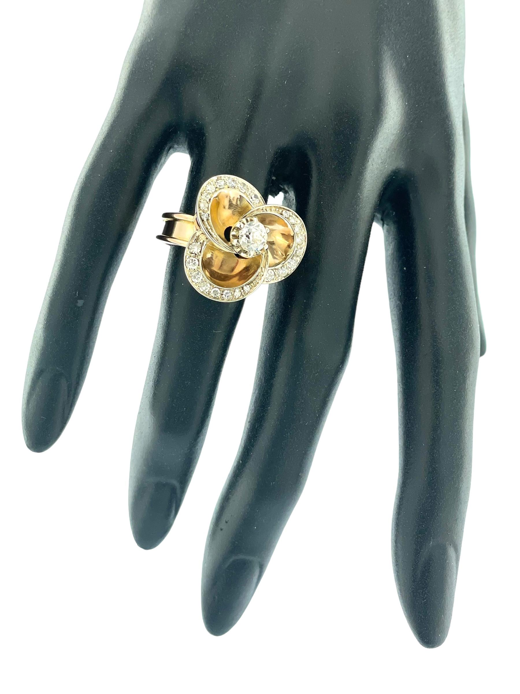 Anillo de cóctel de oro italiano Art Déco Diseño de flor con diamantes en venta 1