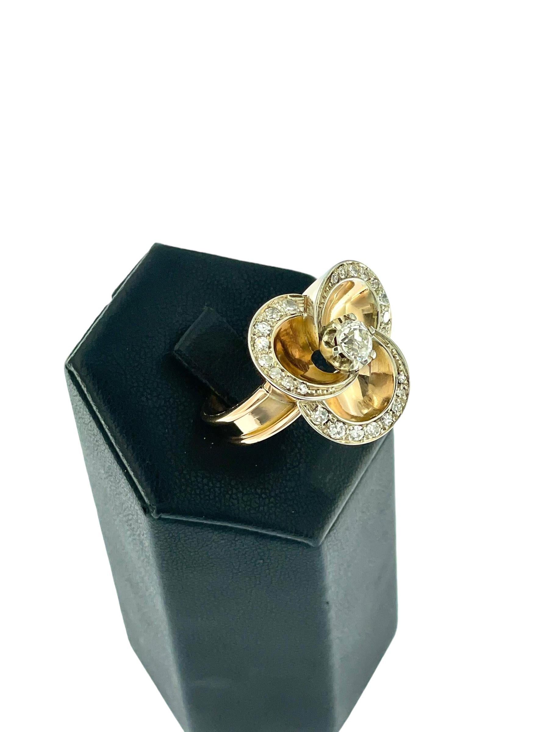 Anillo de cóctel de oro italiano Art Déco Diseño de flor con diamantes en venta 2