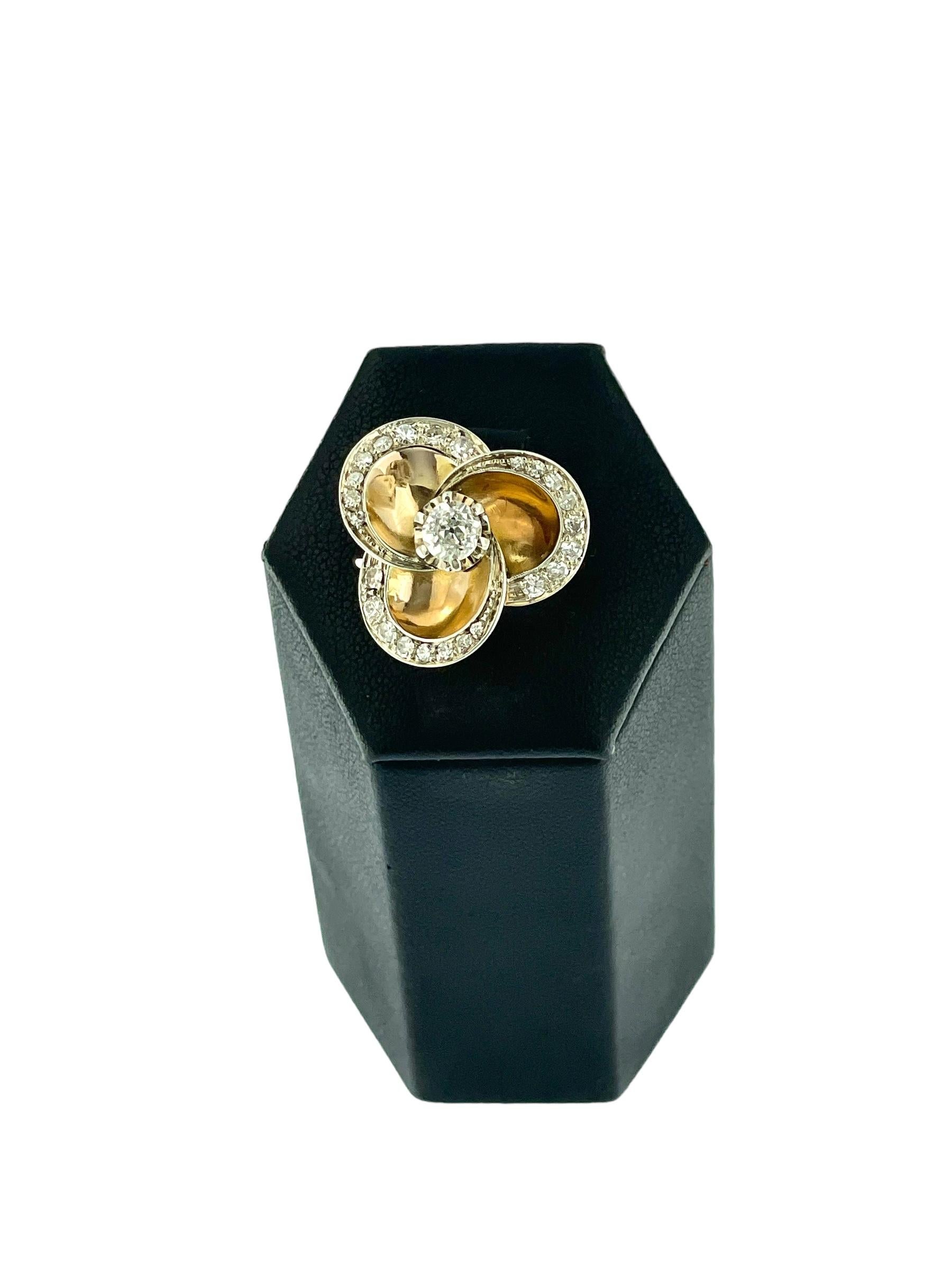 Anillo de cóctel de oro italiano Art Déco Diseño de flor con diamantes en venta 3