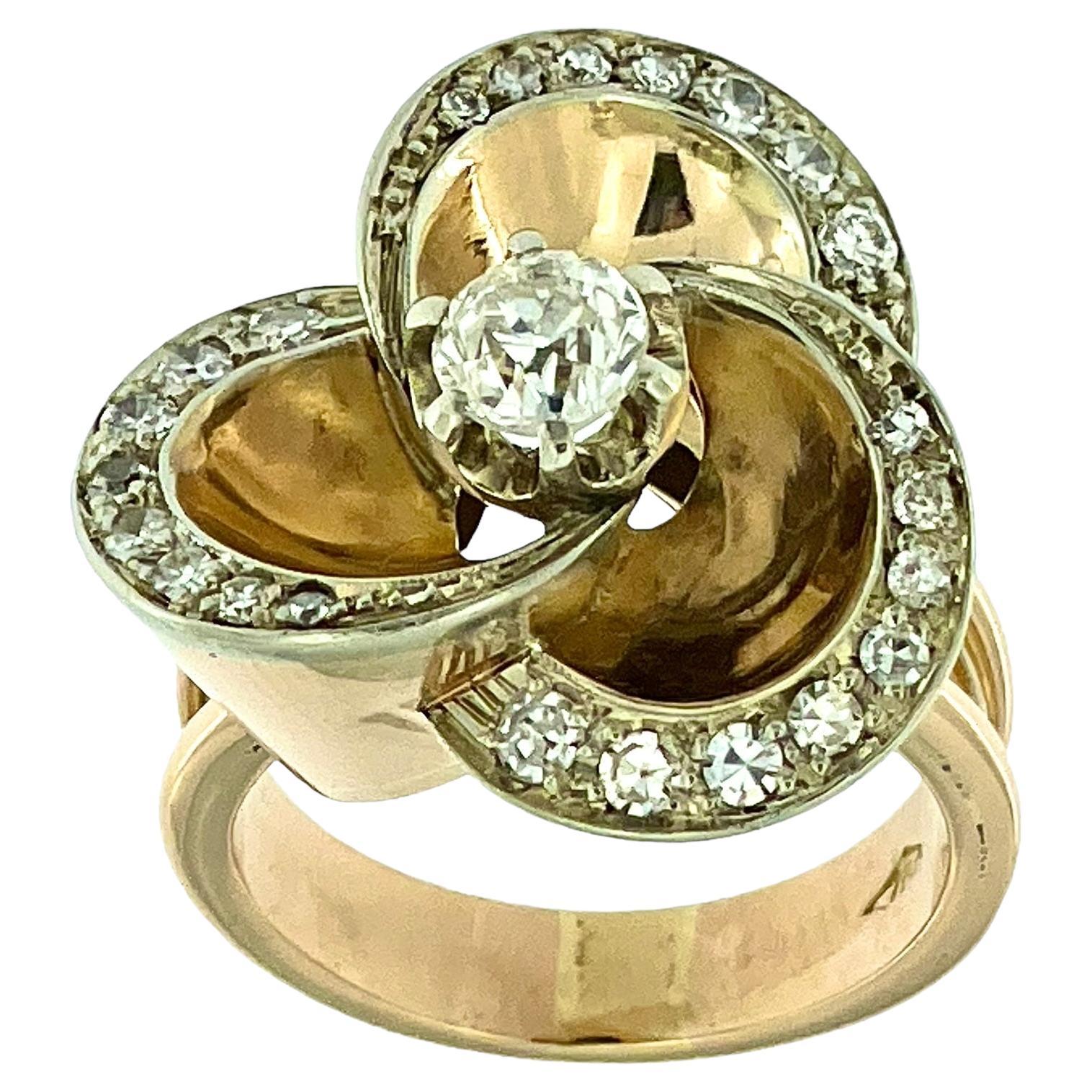 Anillo de cóctel de oro italiano Art Déco Diseño de flor con diamantes en venta
