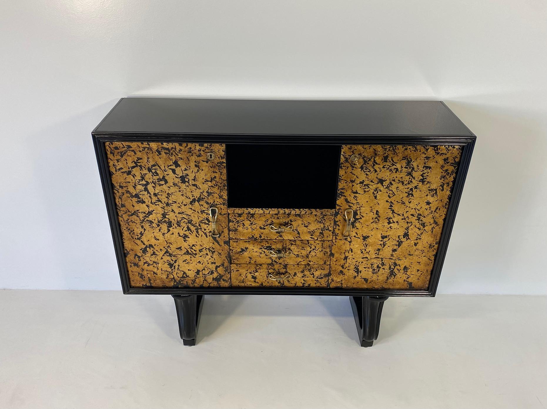 Italian Art Deco Gold Leaf and Black Lacquer Cabinet, 1940s In Good Condition In Meda, MB