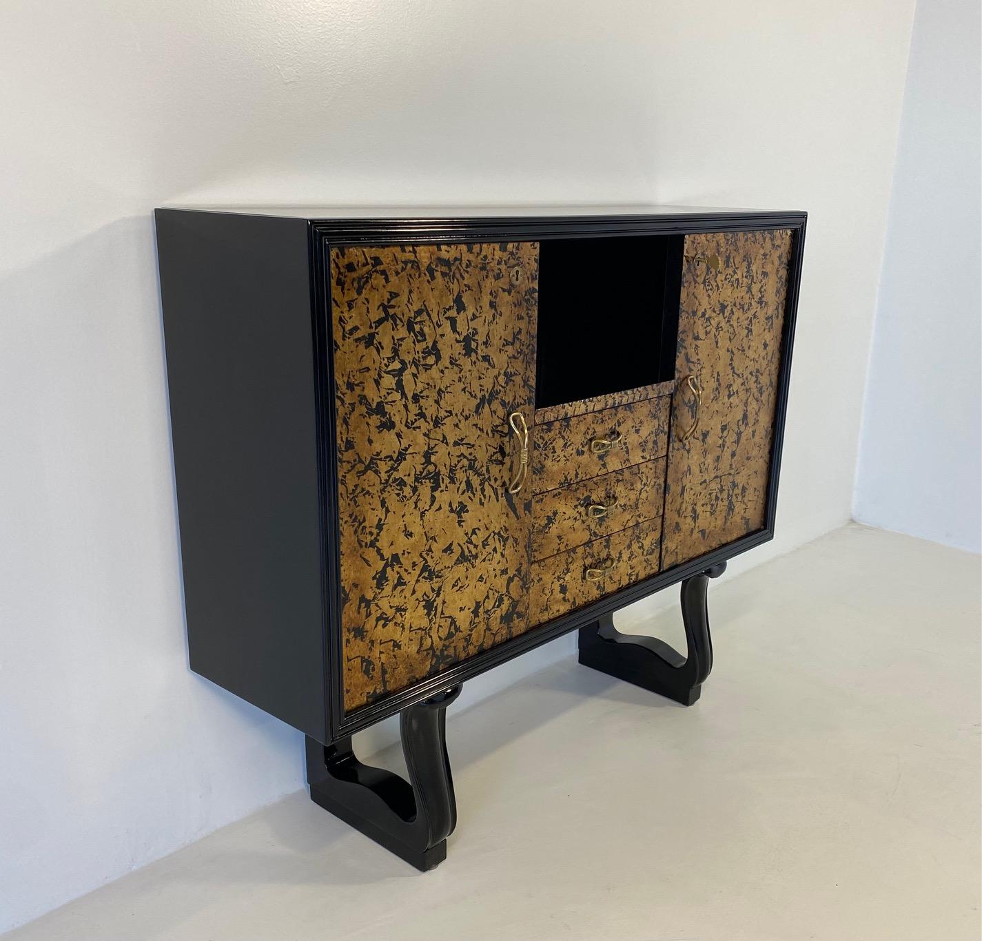 Mid-20th Century Italian Art Deco Gold Leaf and Black Lacquer Cabinet, 1940s
