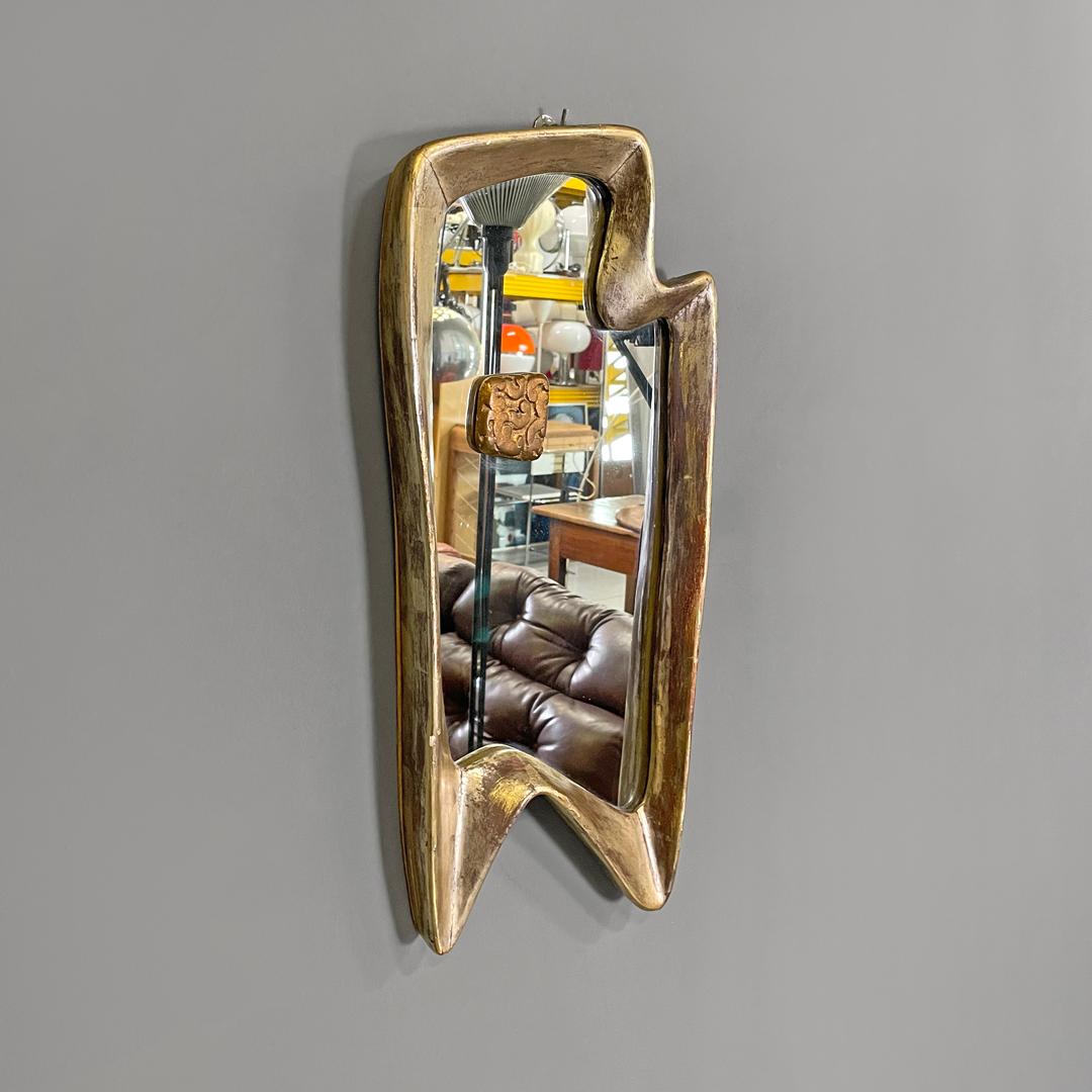 Italian Art Deco golden wood wall mirror with abstract curved structure, 1940s In Good Condition For Sale In MIlano, IT