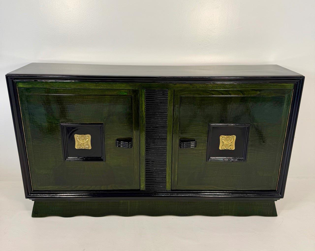 Produced in Turin during the 1930s by Ernesto Valabrega for Valabrega Production, this refined sideboard is a prime example of Italian rationalist and Art Deco design of the era.

Crafted from oak wood, it features a rich green aniline stain that