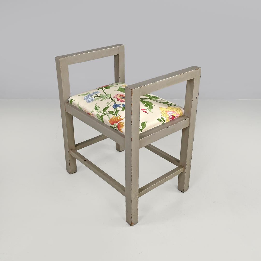 Graue Hocker im italienischen Art déco-Stil von Gino Maggioni für Atelier Borsani Varedo, 1930er Jahre
Paar Hocker mit Armlehnen. Die Struktur ist aus Holz mit einem quadratischen, grau lackierten Querschnitt, im oberen Teil an den Seiten des Sitzes