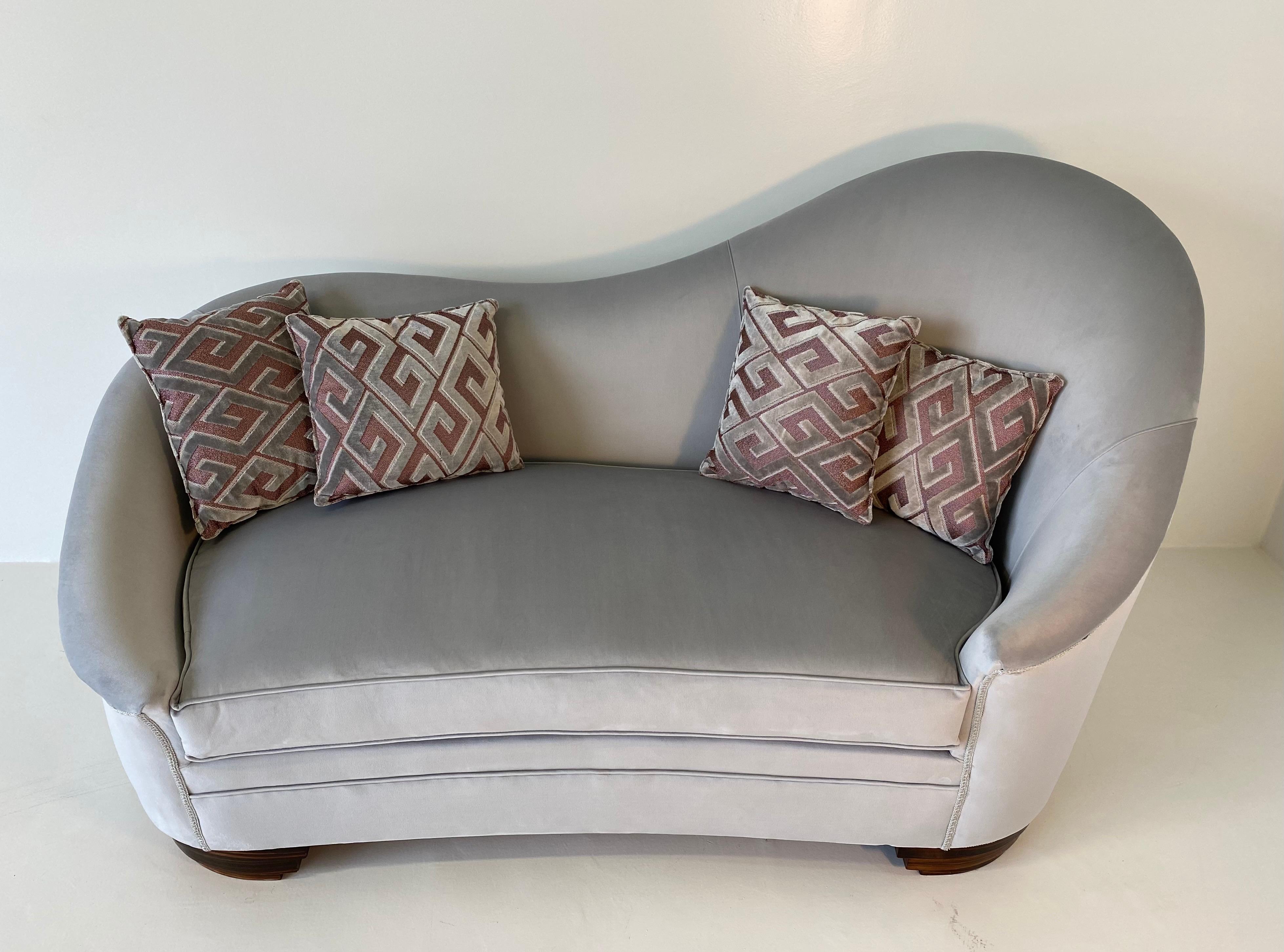 Dieses Sofa wurde in den 1950er Jahren in Italien hergestellt.
Die Füße sind mit Makassar bedeckt.
Das Sofa ist neu mit grauem, feinem Samt gepolstert.
