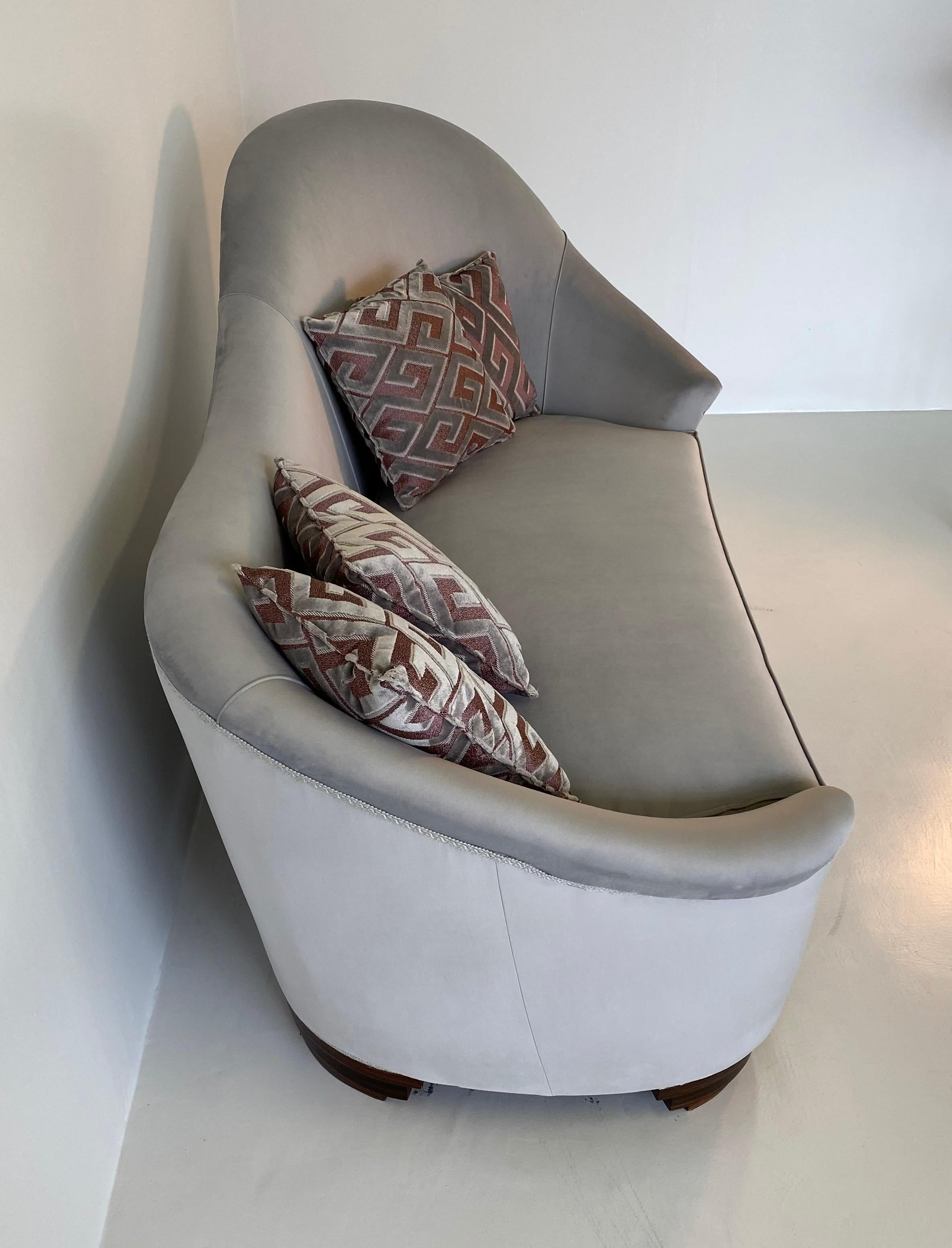 Italienisches Sofa aus grauem Samt und Makassar im Art déco-Stil, 1950er Jahre im Angebot 1