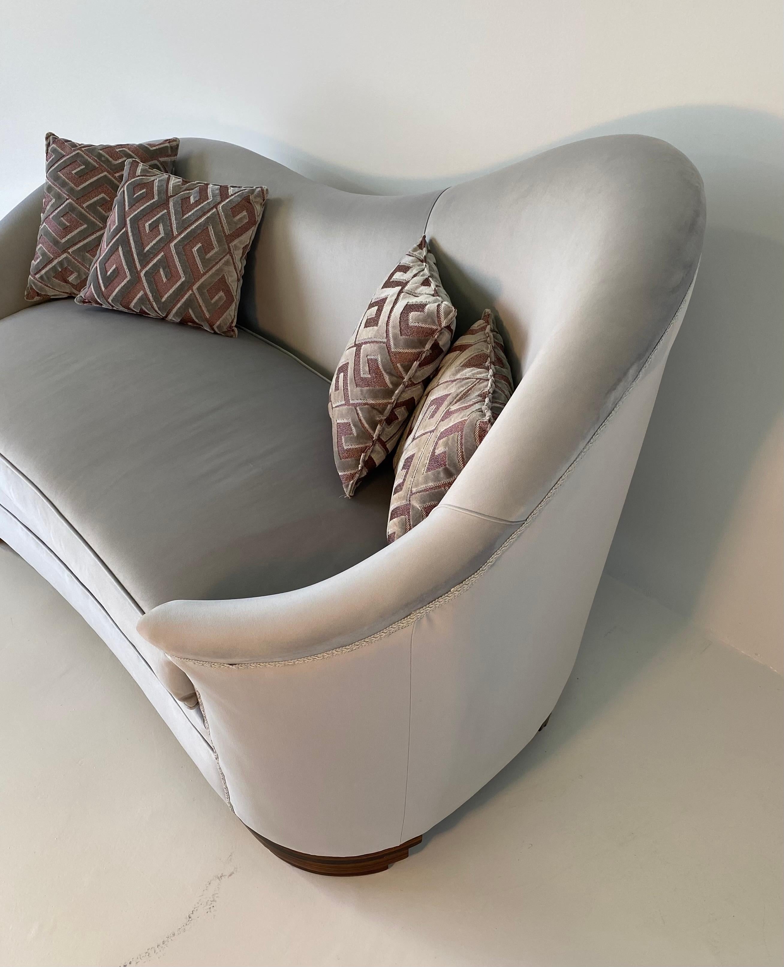 Italienisches Sofa aus grauem Samt und Makassar im Art déco-Stil, 1950er Jahre im Angebot 4