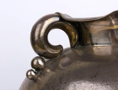 Vase italien Art déco en argent martelé avec anses en volute par Luigi Genazzi