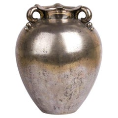 Vase italien Art déco en argent martelé avec anses en volute par Luigi Genazzi