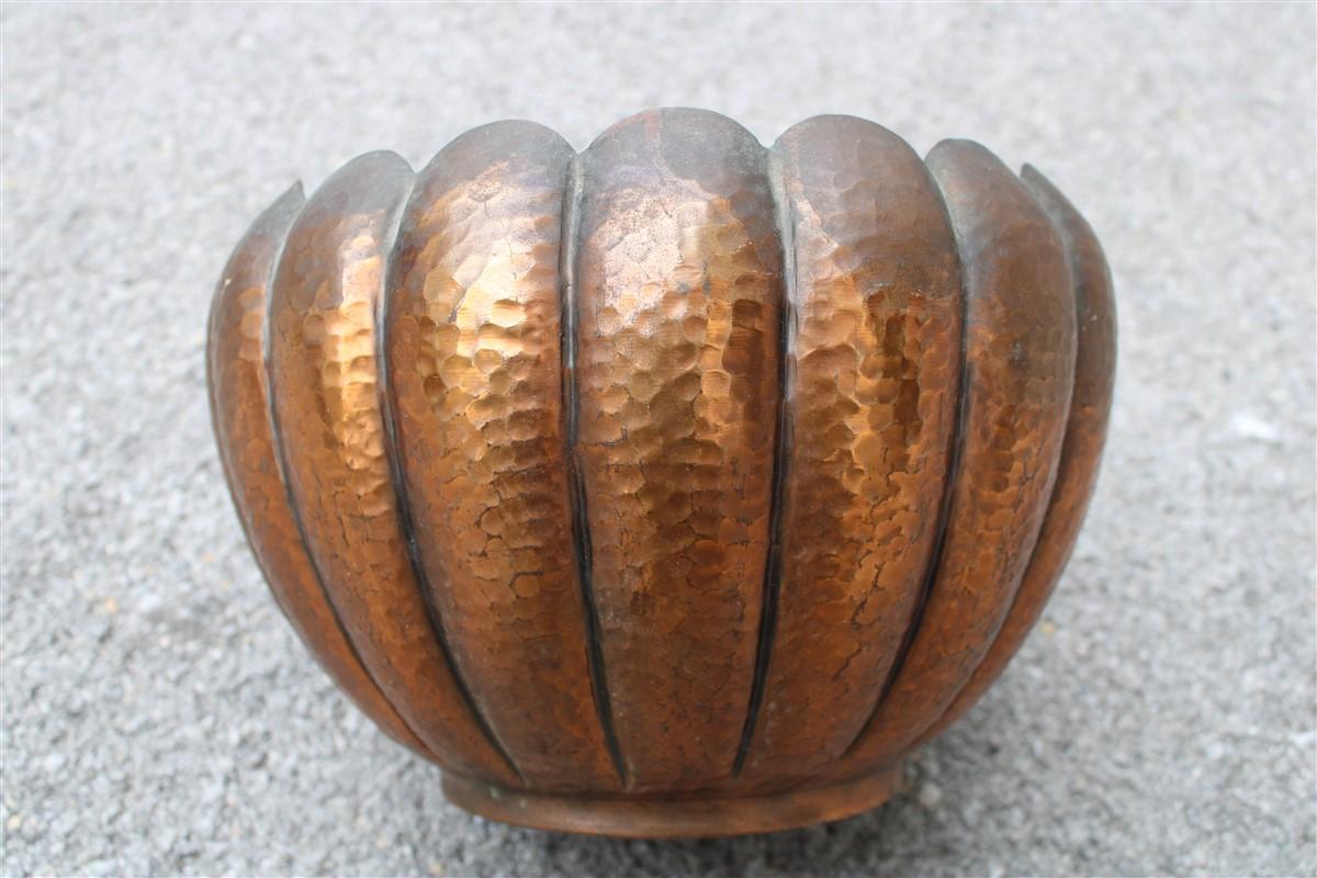 Art Déco Vaso italiano Art Deco in rilievo a mano con patina originale, 1930 in vendita