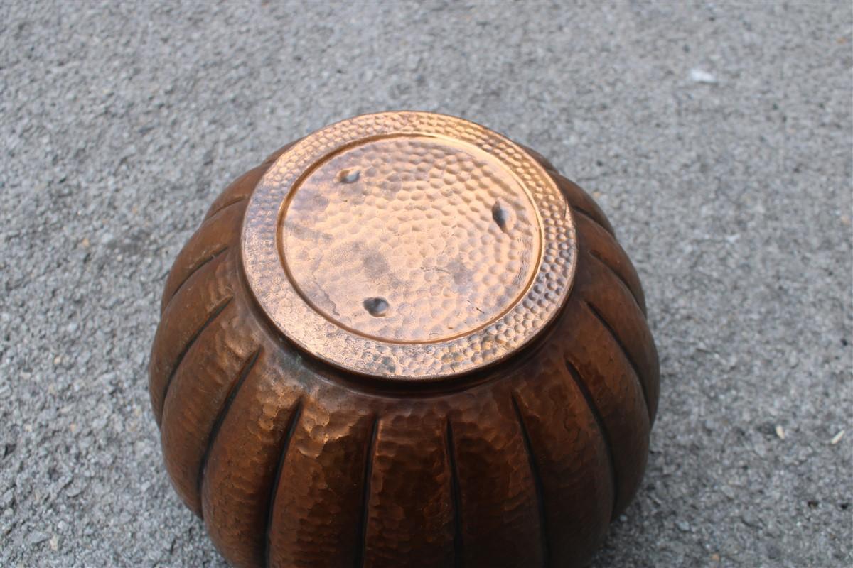 Italian Art Deco Hand Embossed Vase in Original Patina, 1930 In Good Condition For Sale In Palermo, Sicily