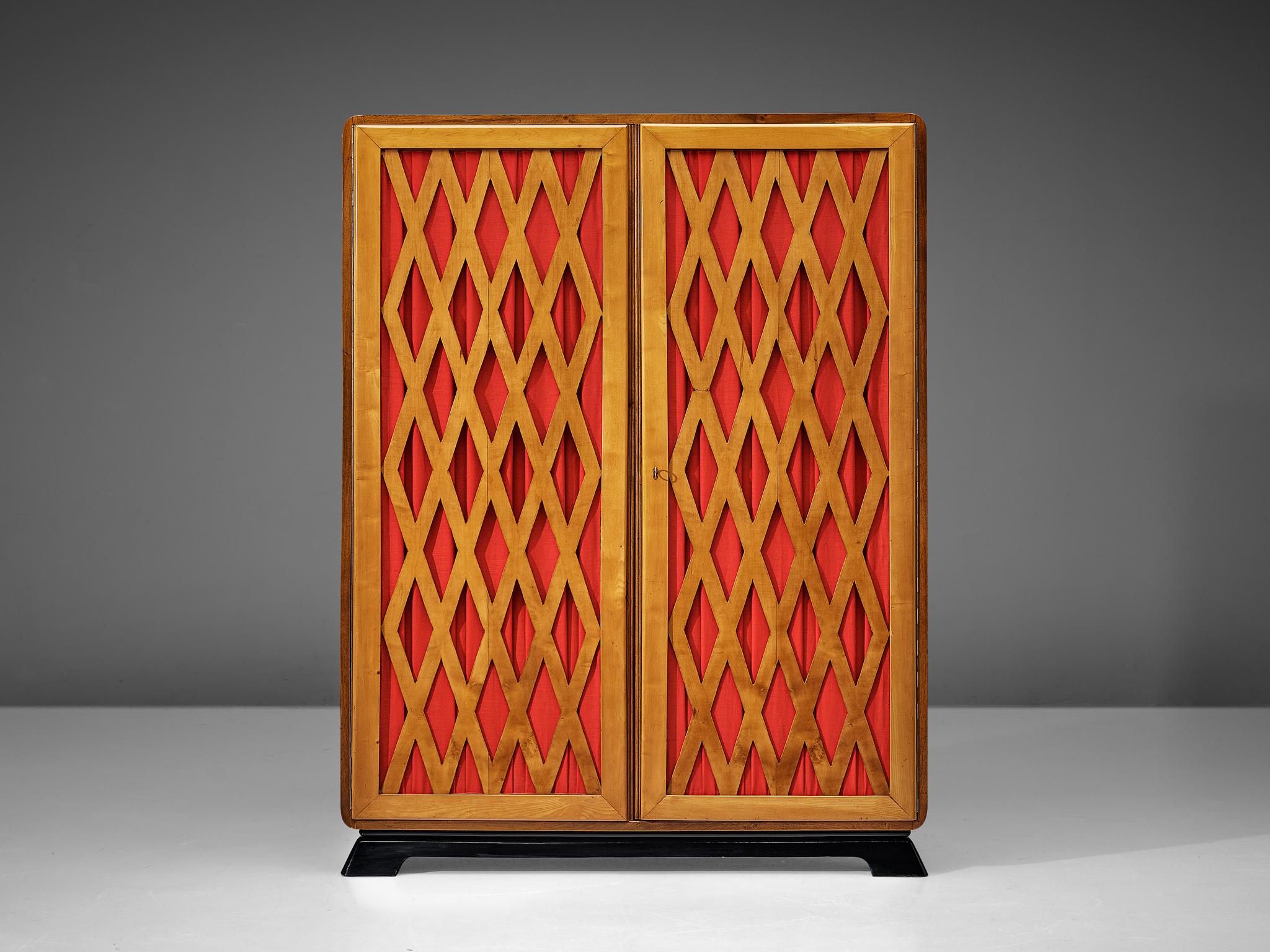 Kleiderschrank, Nussbaum, Stoff, Italien, 1930er Jahre. 

Ein eleganter Art-Déco-Schrank aus Nussbaumholz mit schachbrettartigem Gitterrahmen in den Türen. Die offene Struktur offenbart einen leuchtend roten Stoff, der in Kombination mit dem