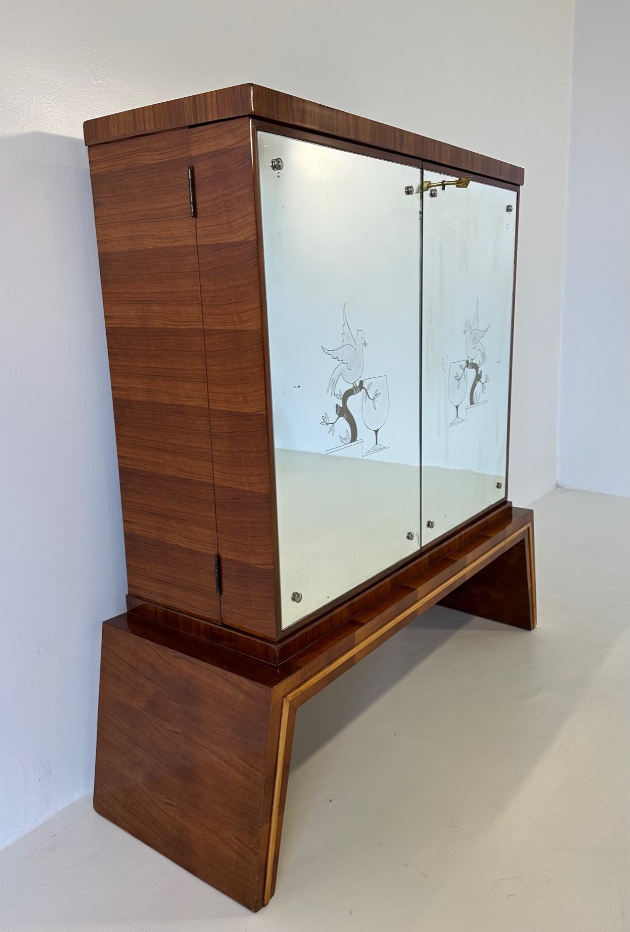 Italian Art Deco in Walnut, Maple and Mirrors, attr. to Borsani, 1940s 2