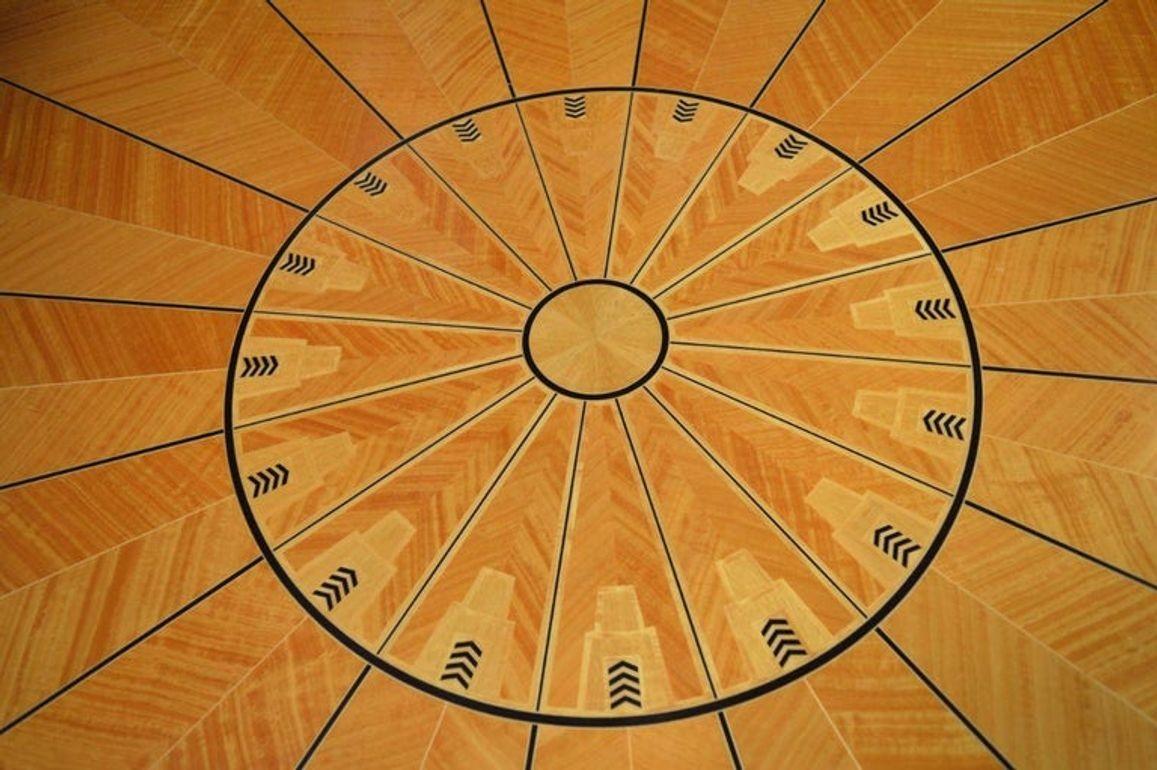 Italian Art Deco Inlaid Satinwood and Ebonized Round Table, circa 1930's. In Good Condition For Sale In Los Angeles, CA